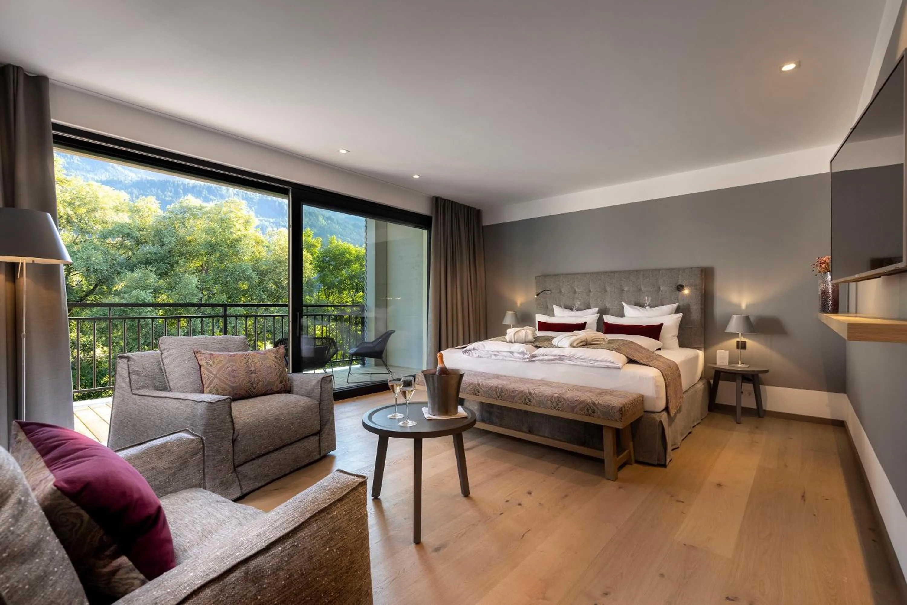 Photo of the whole room, Bed in Dolomitengolf Suites