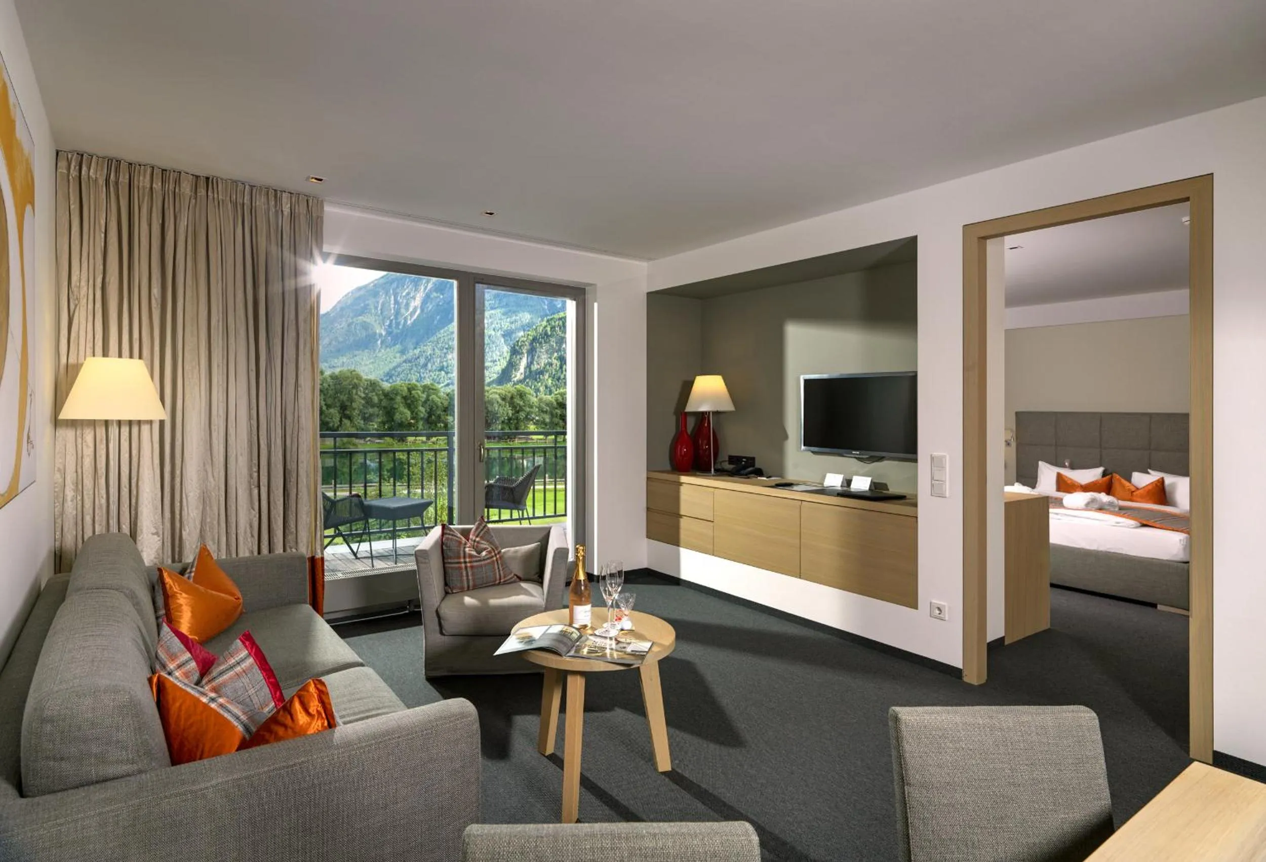 Living room, Bed in Dolomitengolf Suites