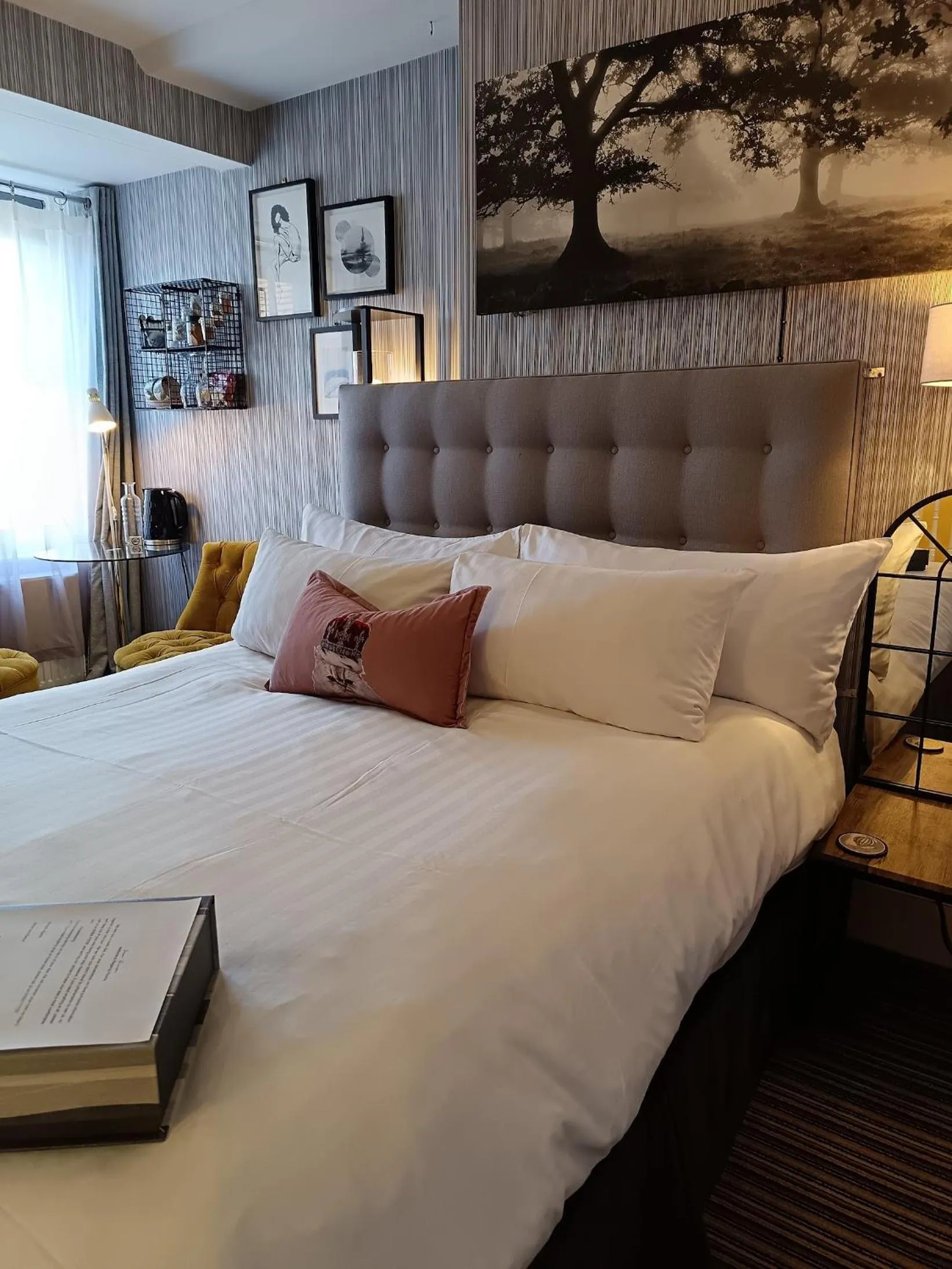 Bedroom, Bed in Regency Rooms