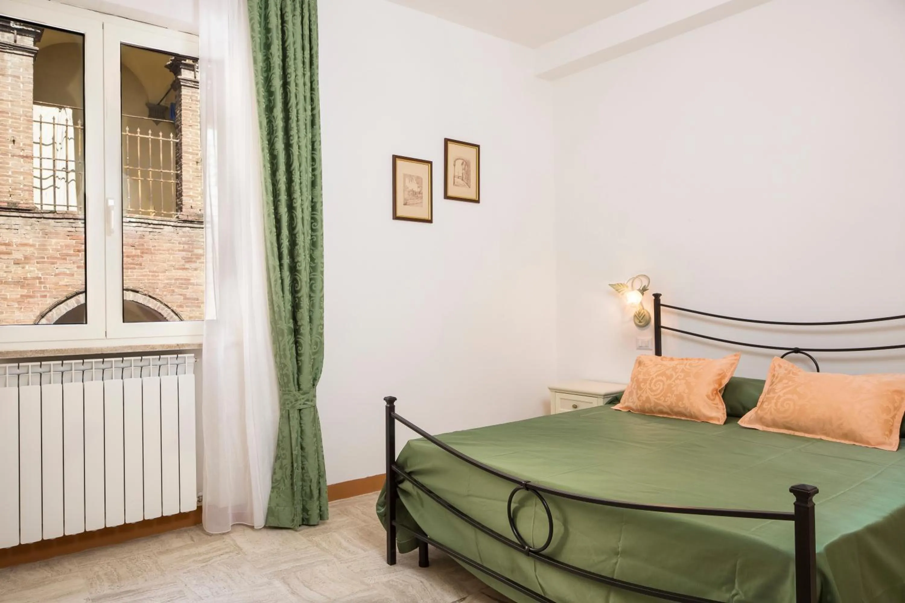 Photo of the whole room, Bed in B&B I Tetti di Siena