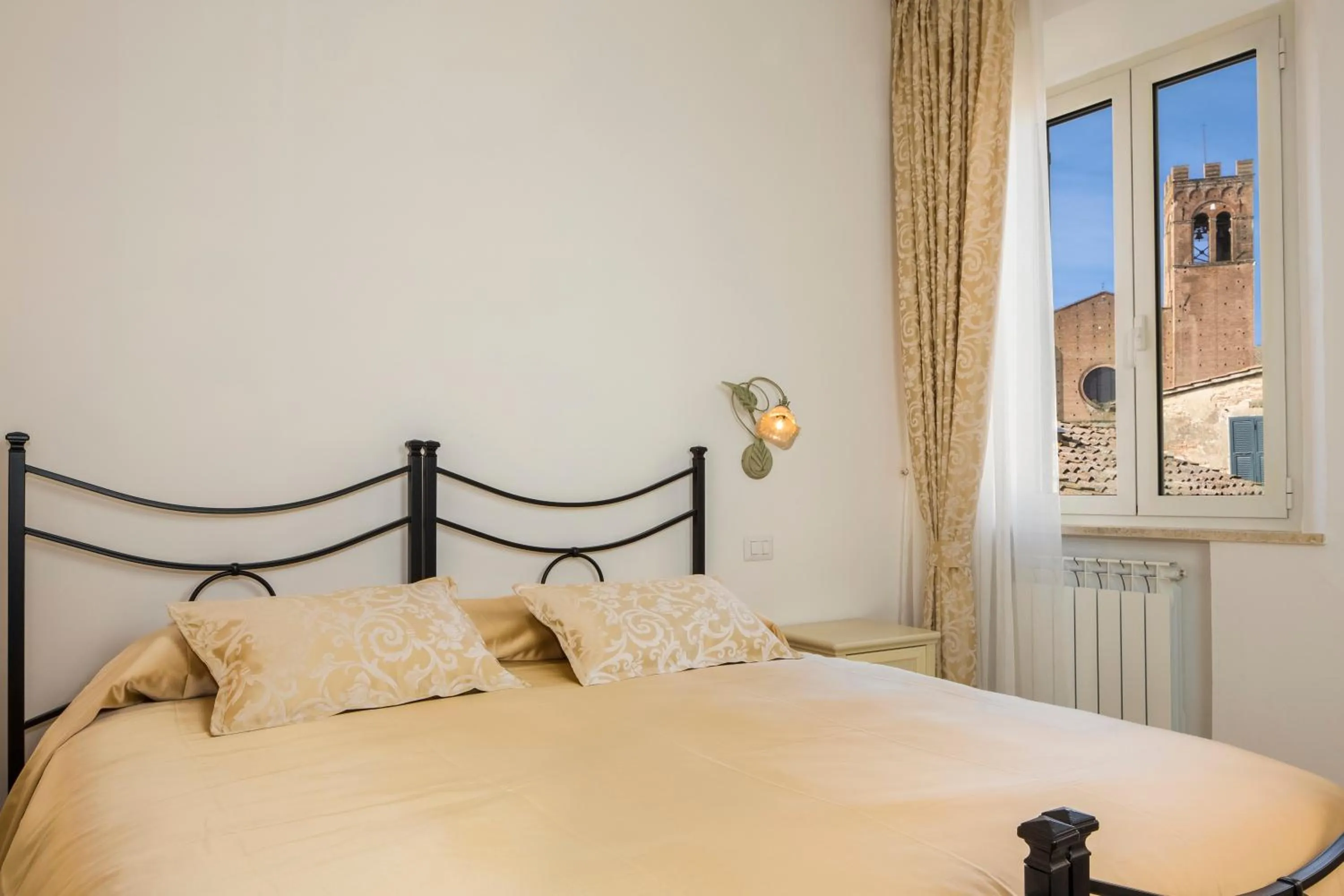 Decorative detail, Bed in B&B I Tetti di Siena