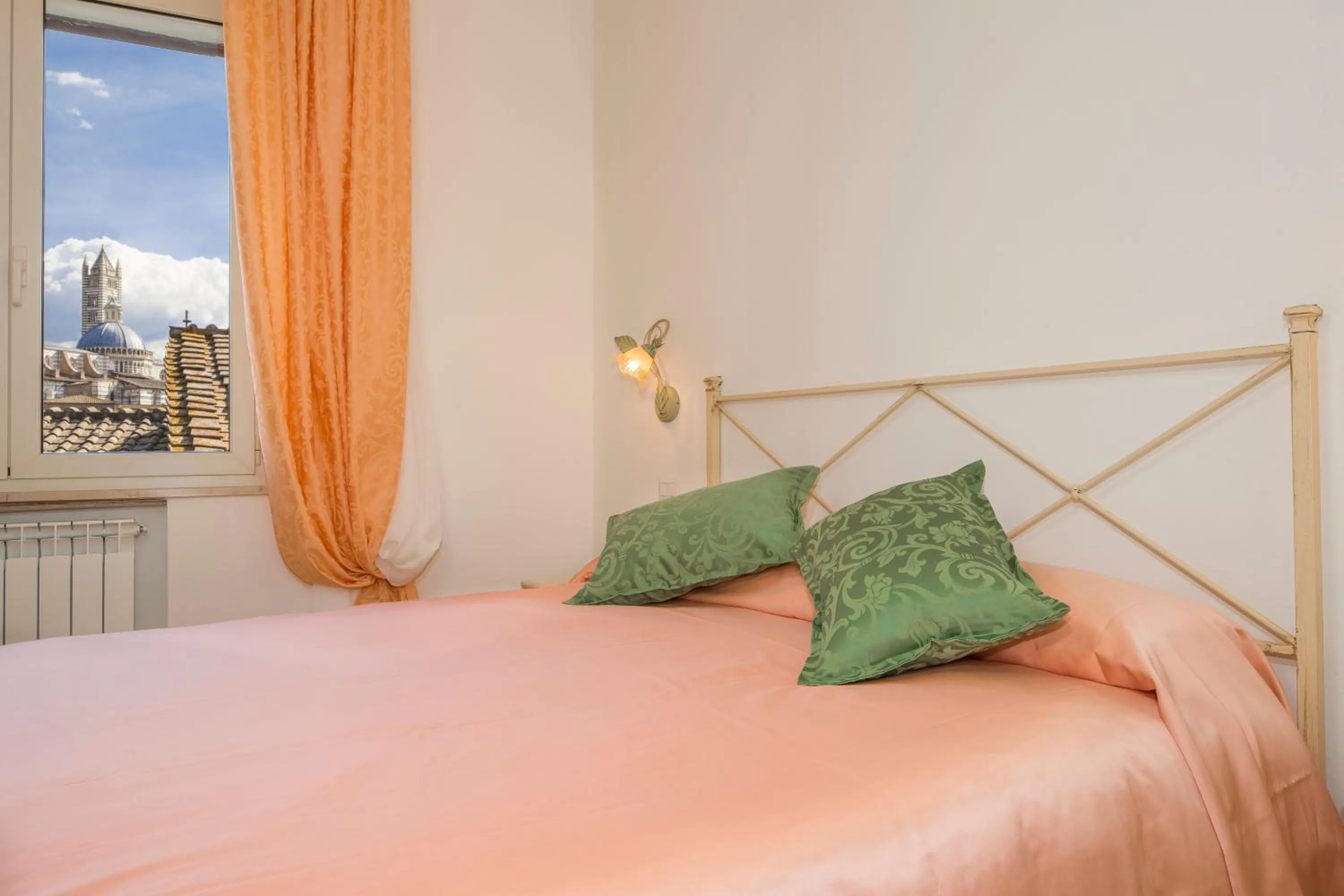 Decorative detail, Bed in B&B I Tetti di Siena