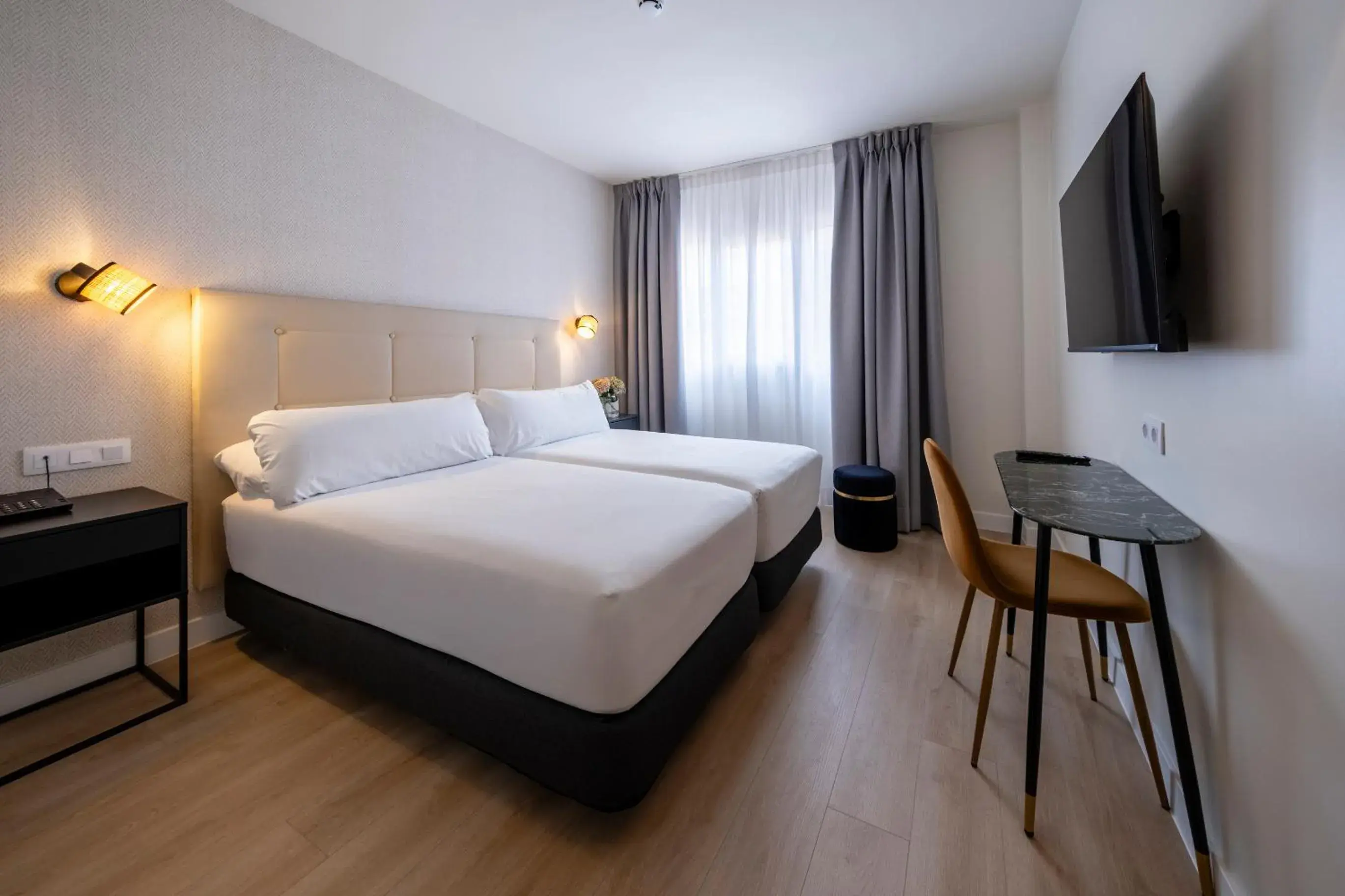 Deluxe Double or Twin Room in Hotel Cisneros Deluxe Double or Twin Room in Hotel Cisneros