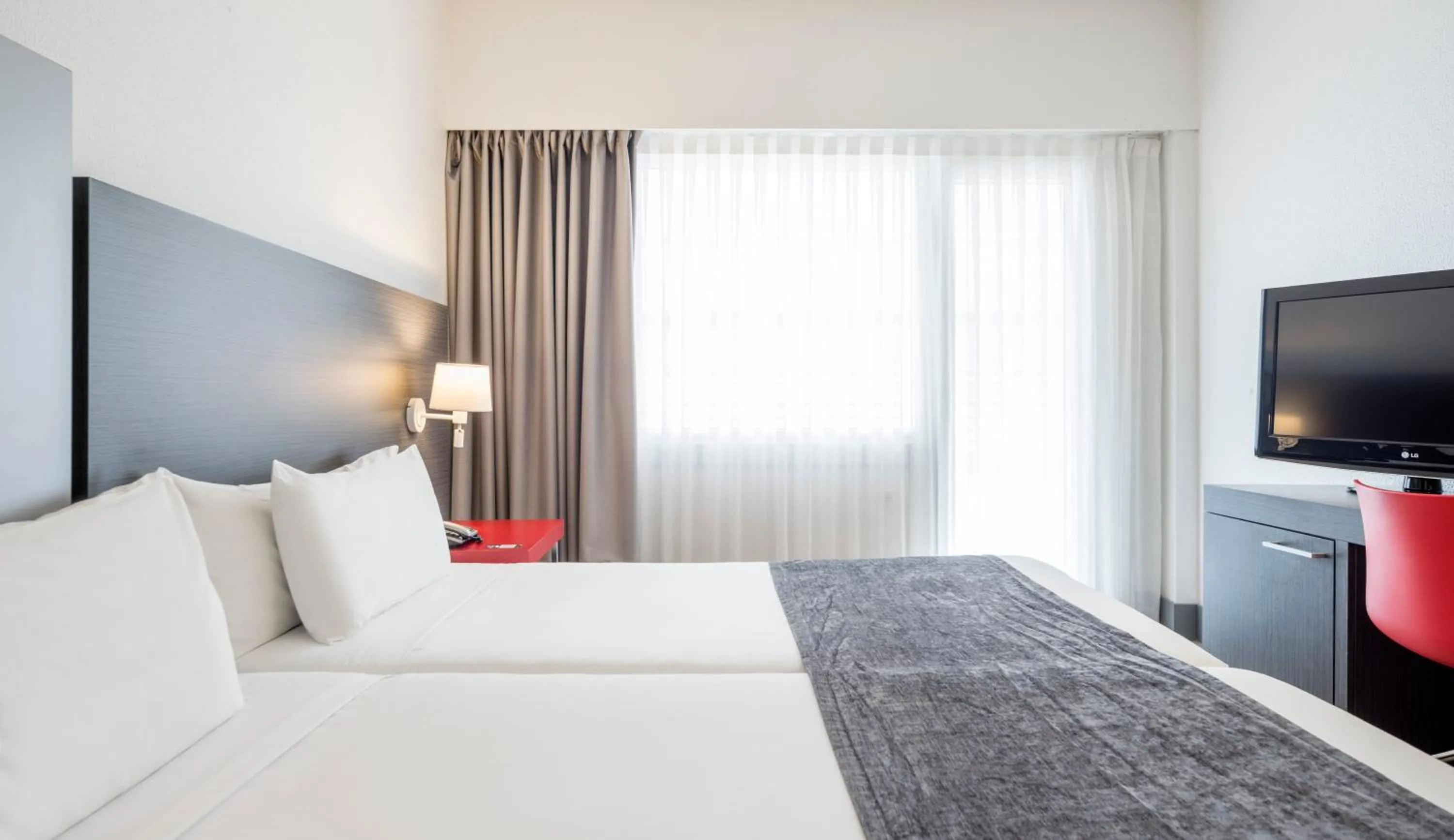 Bedroom, Bed in Ilunion Romareda