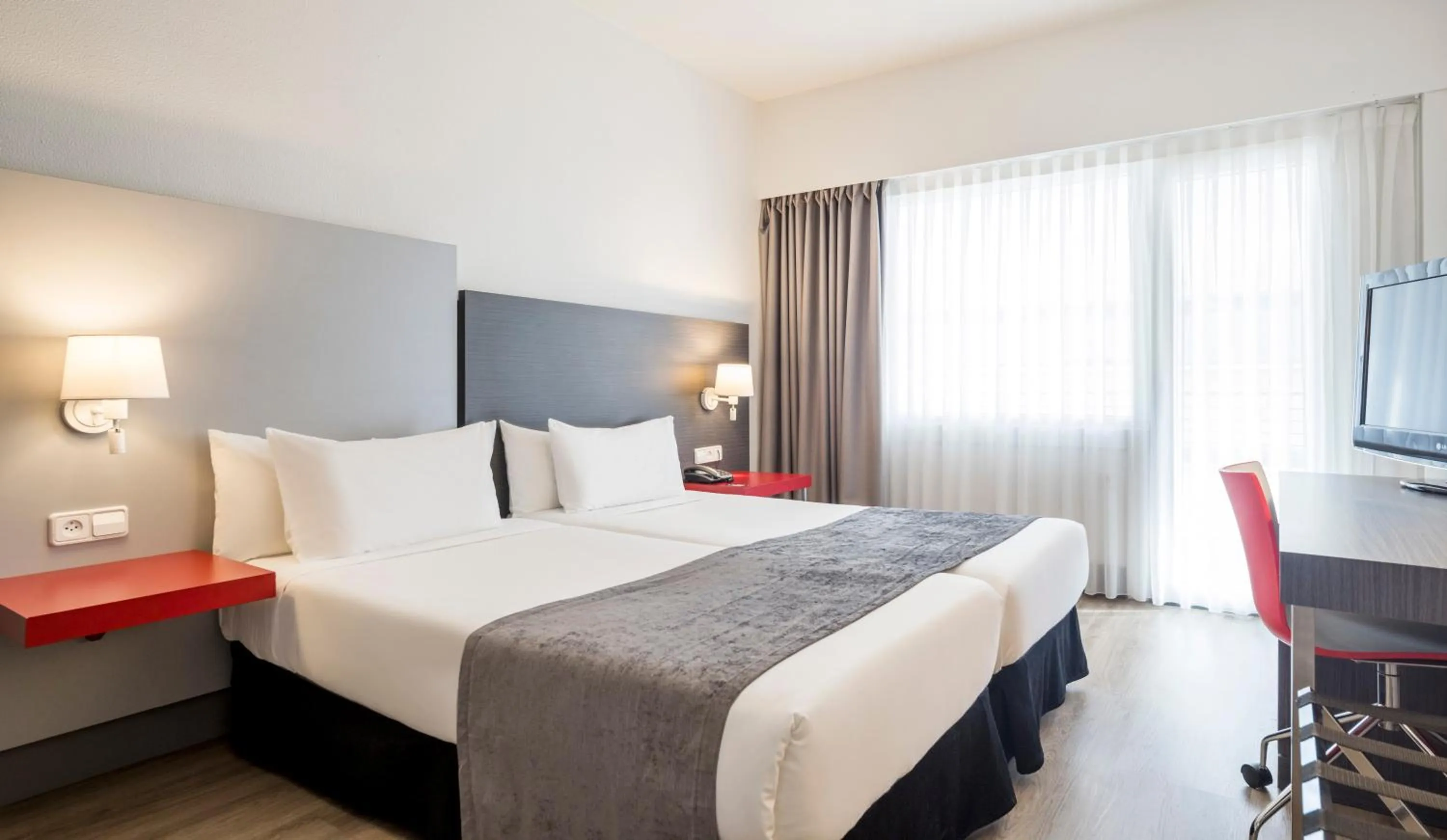 Bedroom, Bed in Ilunion Romareda