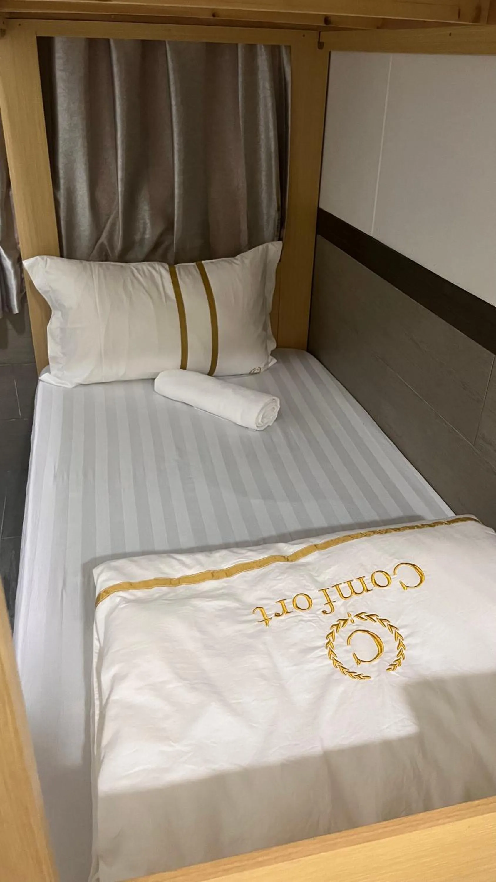 Bed in Island Inn