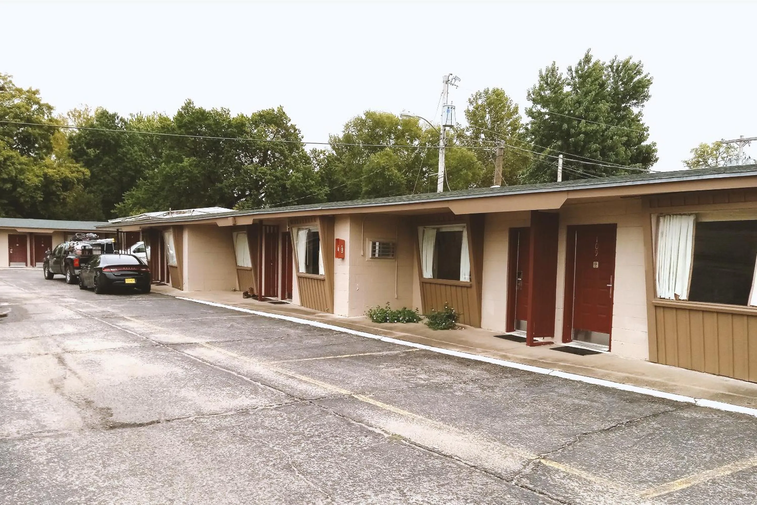 Property building in Blue Way Inn & Suites Winfield