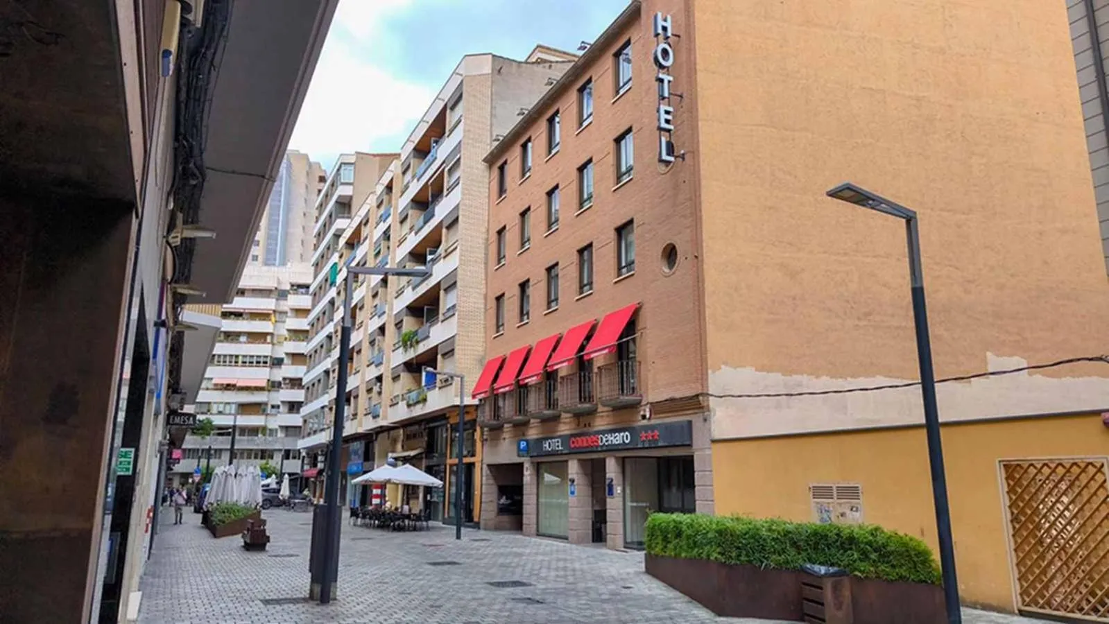 Facade/entrance in Hotel Condes de Haro