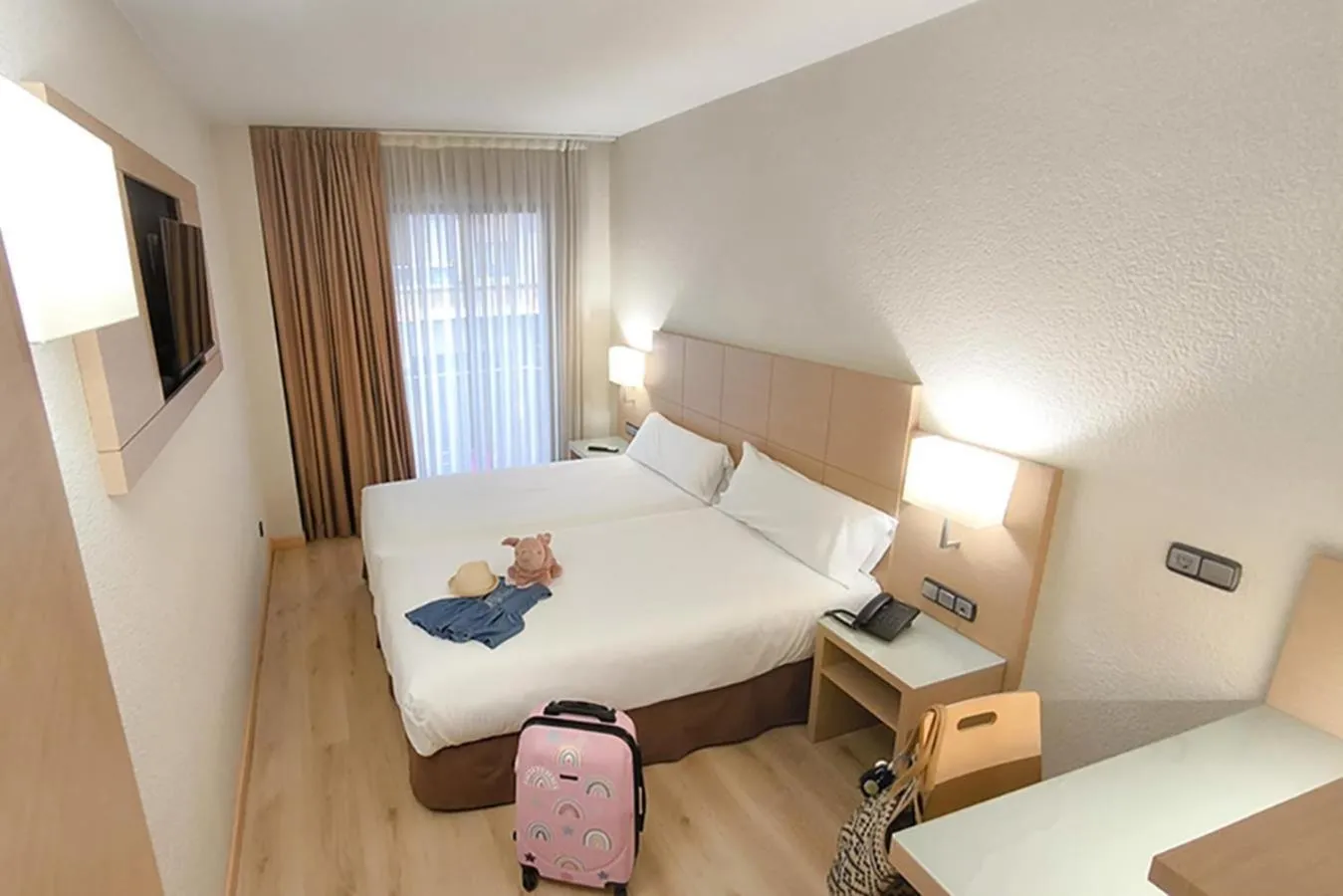 Photo of the whole room, Bed in Hotel Condes de Haro