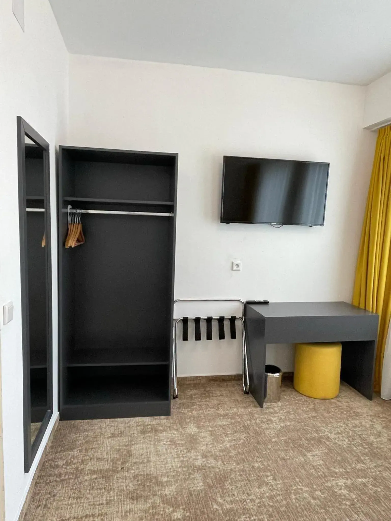 Standard Twin Room with Shared Bathroom in THE PLACE HOTEL - Frankfurt City Messe Standard Twin Room with Shared Bathroom in THE PLACE HOTEL - Frankfurt City Messe