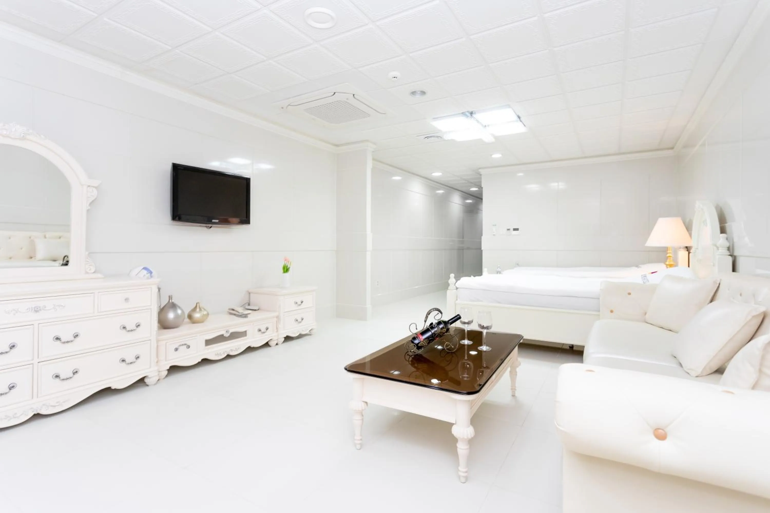 Bed in Donghae Medical Spa Convention Hotel