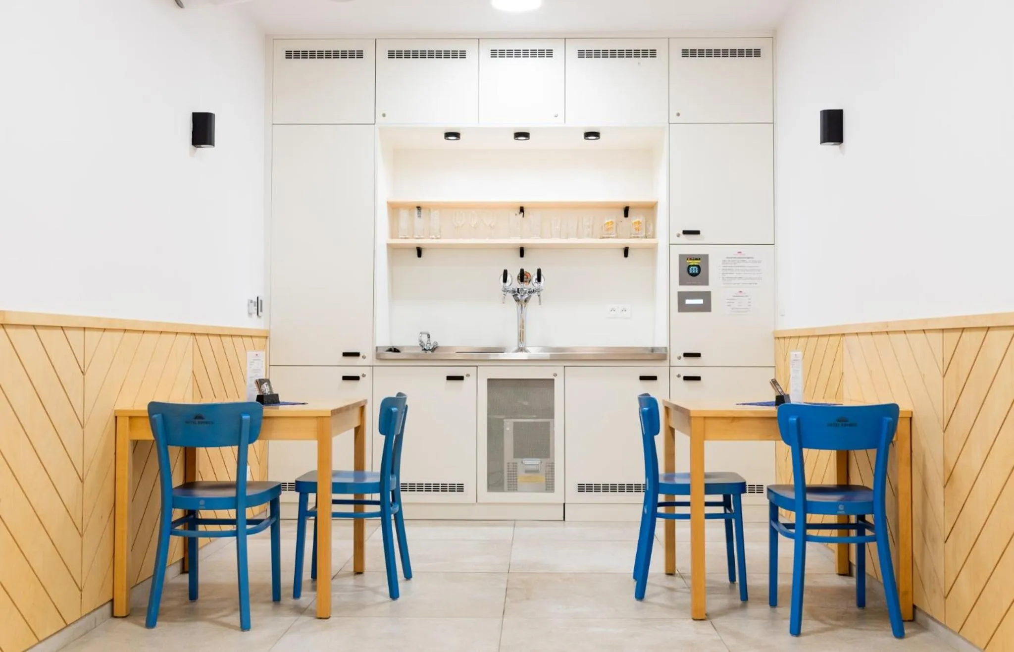 Communal lounge/ TV room in Hotel Edvard