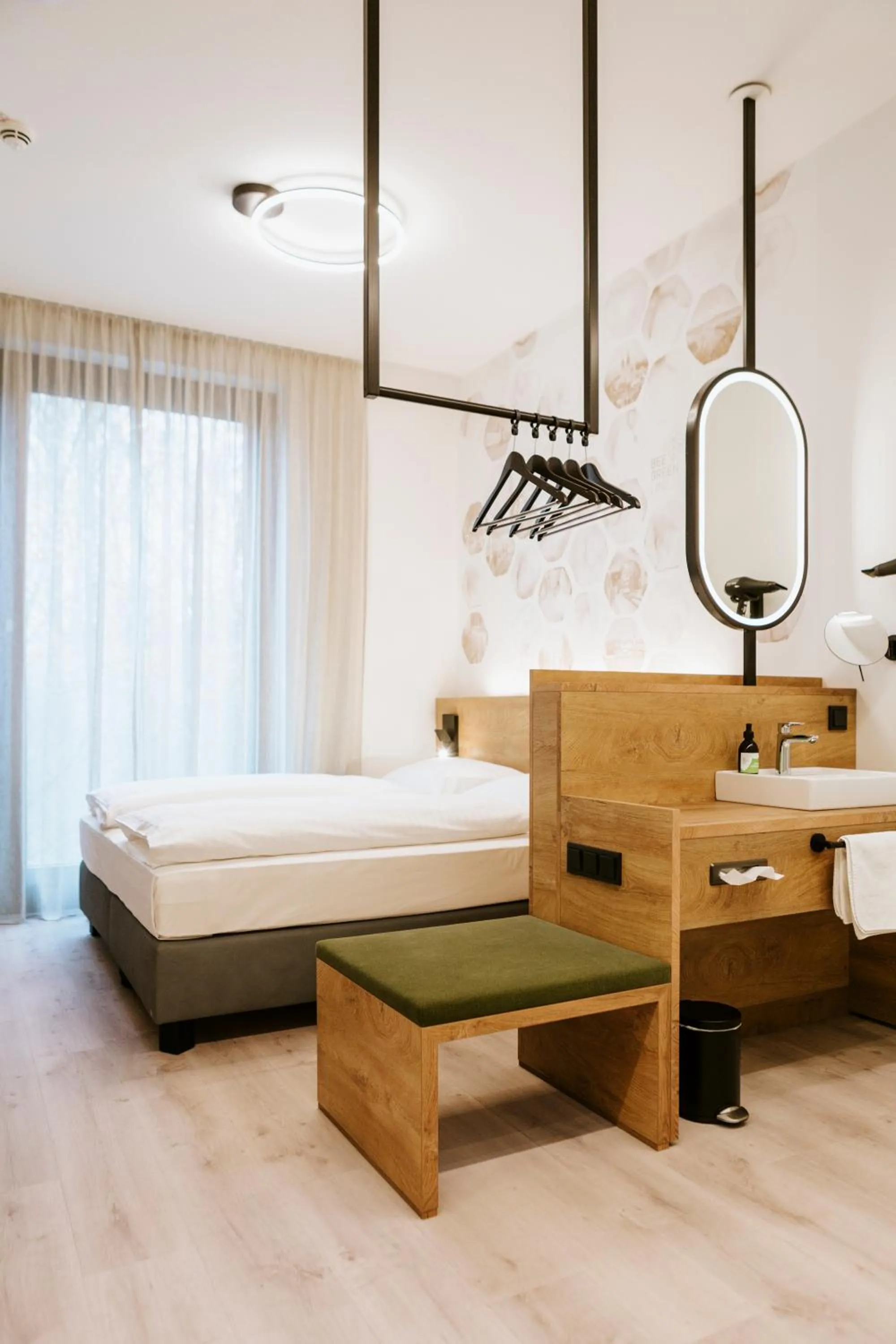 Photo of the whole room, Bed in BEE GREEN Linz Self-Check-in-Hotel