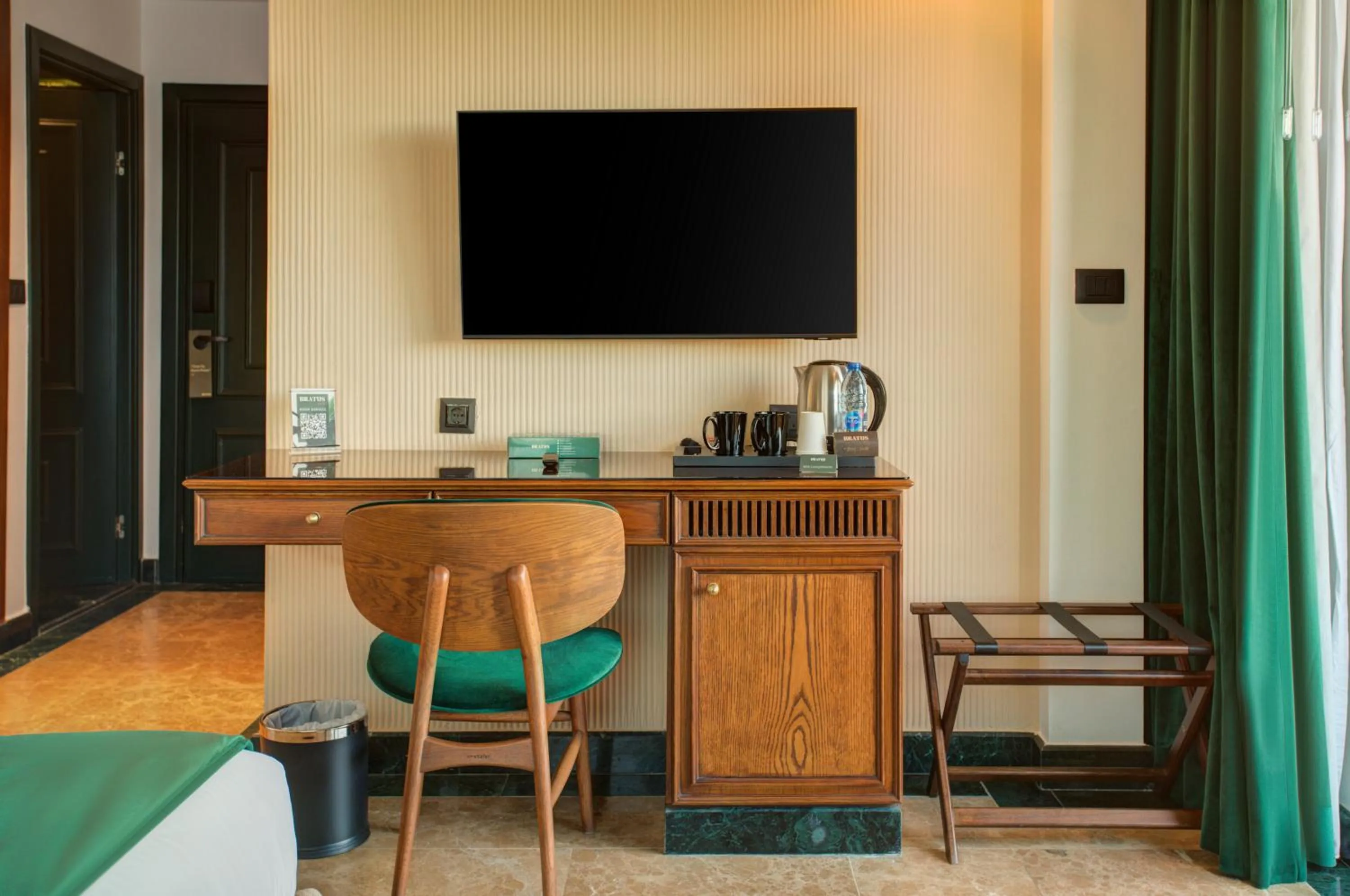 Coffee/tea facilities in Bratus Hotel