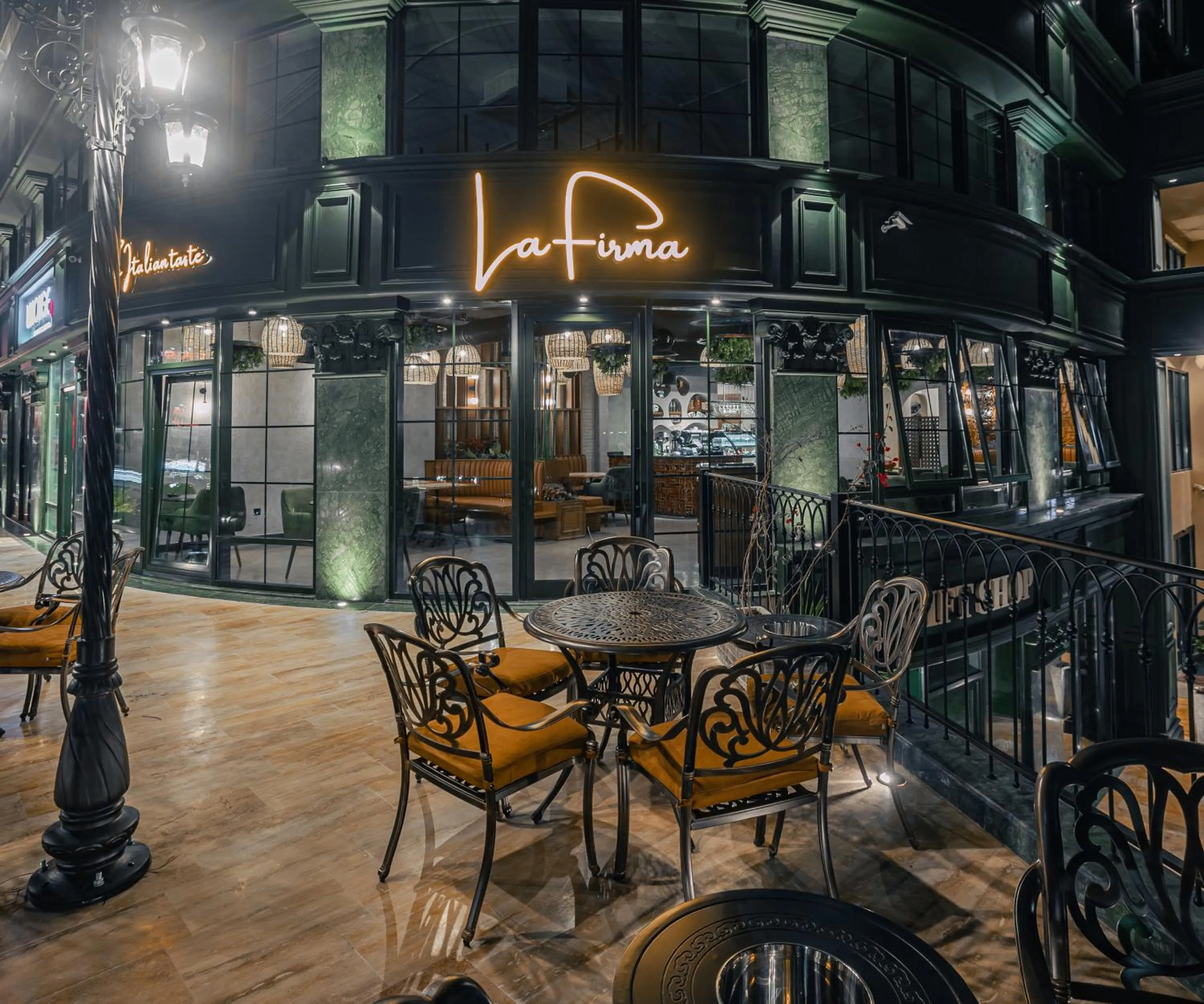 Restaurant/places to eat in Bratus Hotel