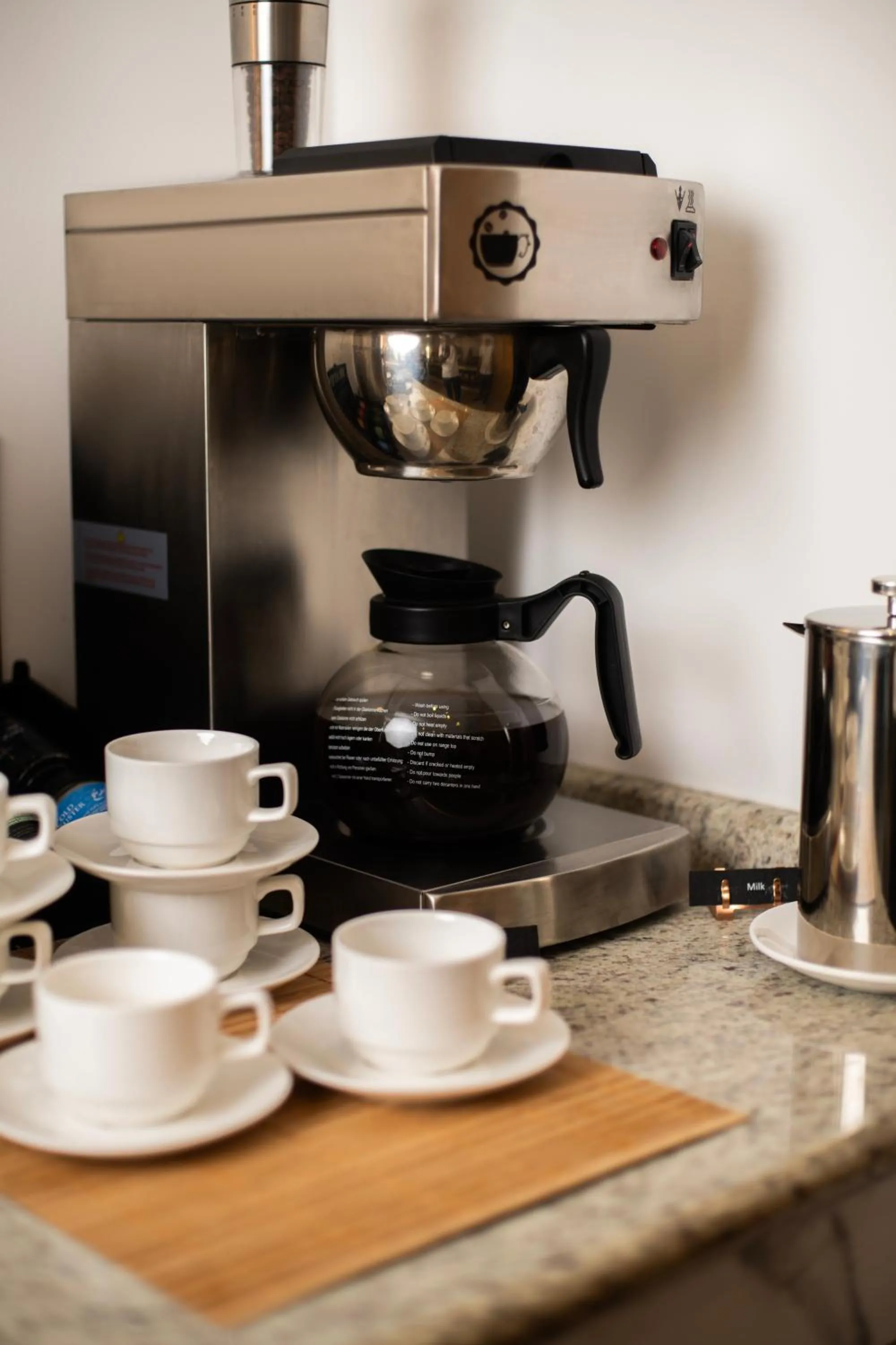 Coffee/tea facilities in Bratus Hotel