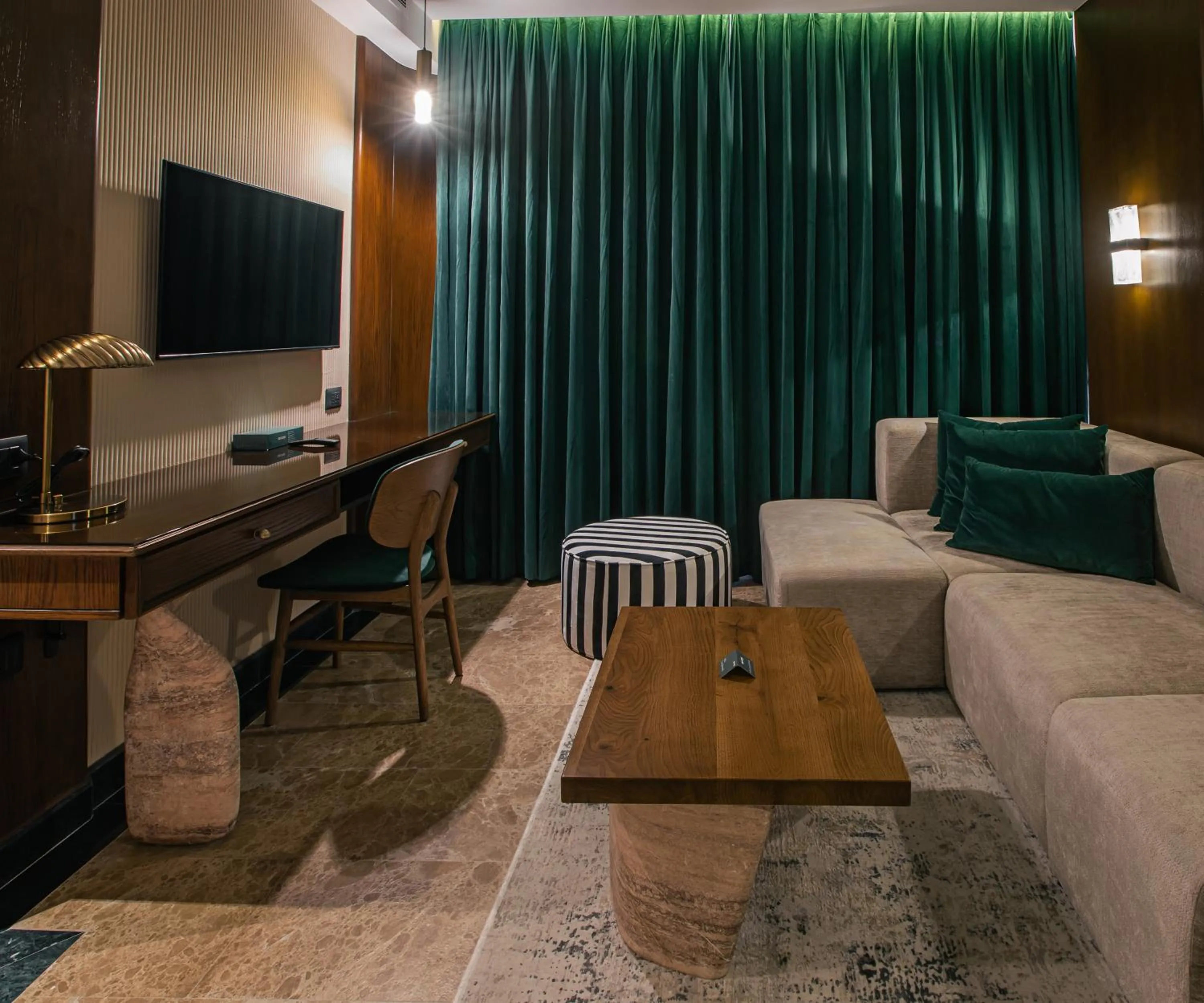 Communal lounge/ TV room in Bratus Hotel