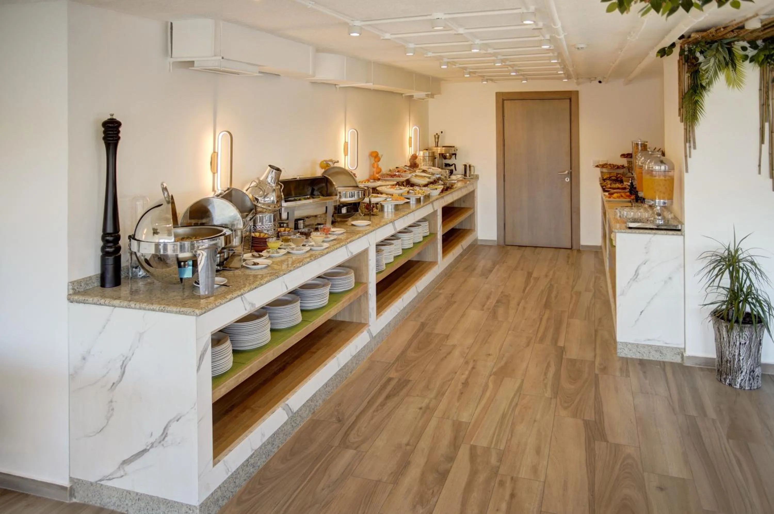 Restaurant/places to eat in Bratus Hotel