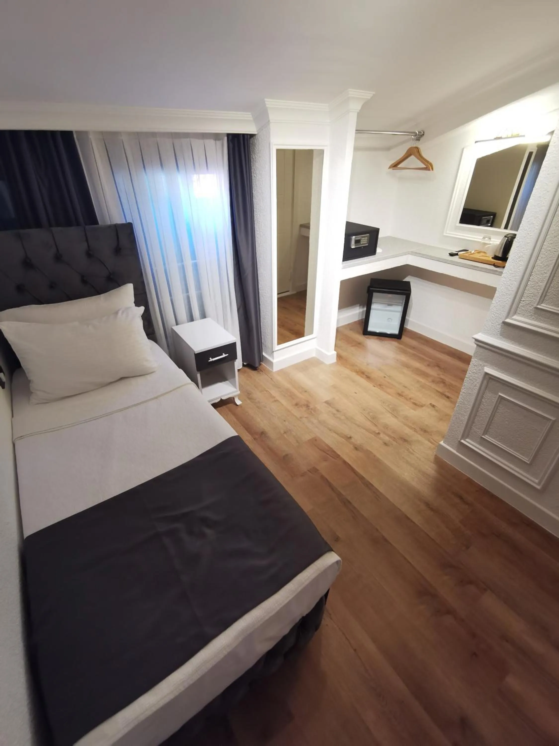 Photo of the whole room, Bed in Efzen hotel