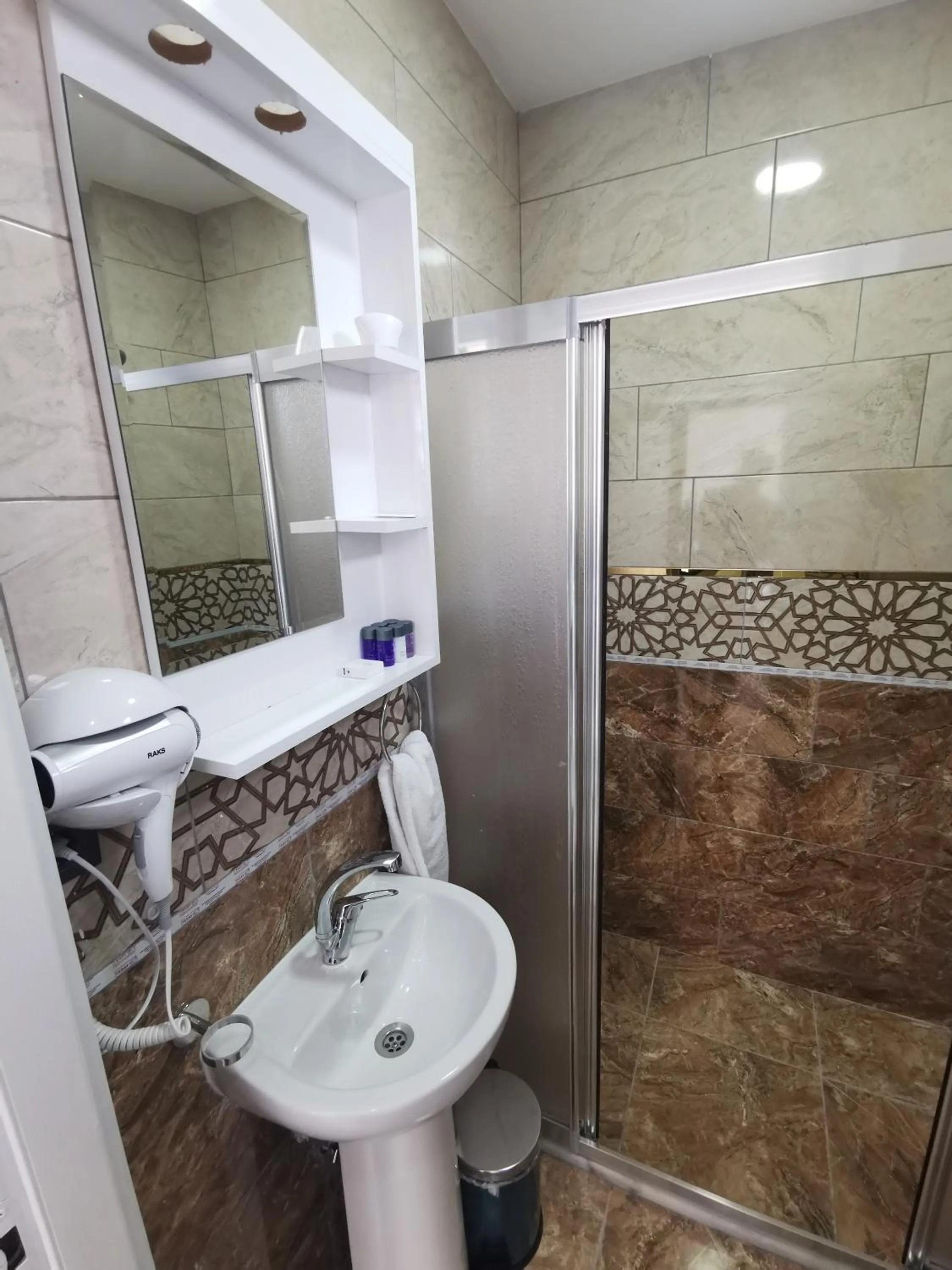 Bathroom in Efzen hotel