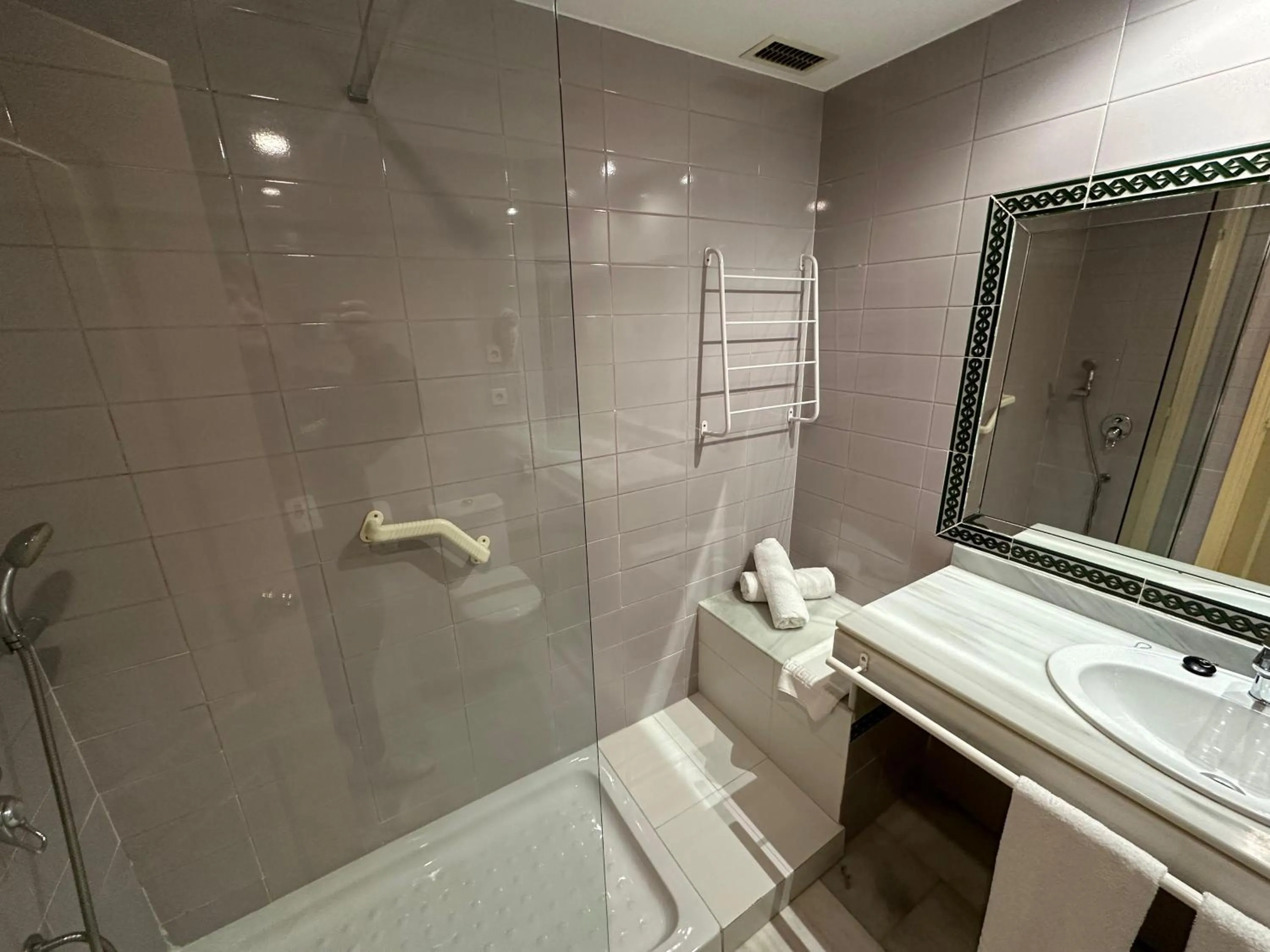 Shower in Hospedium Hotel Apartamentos Simón Verde