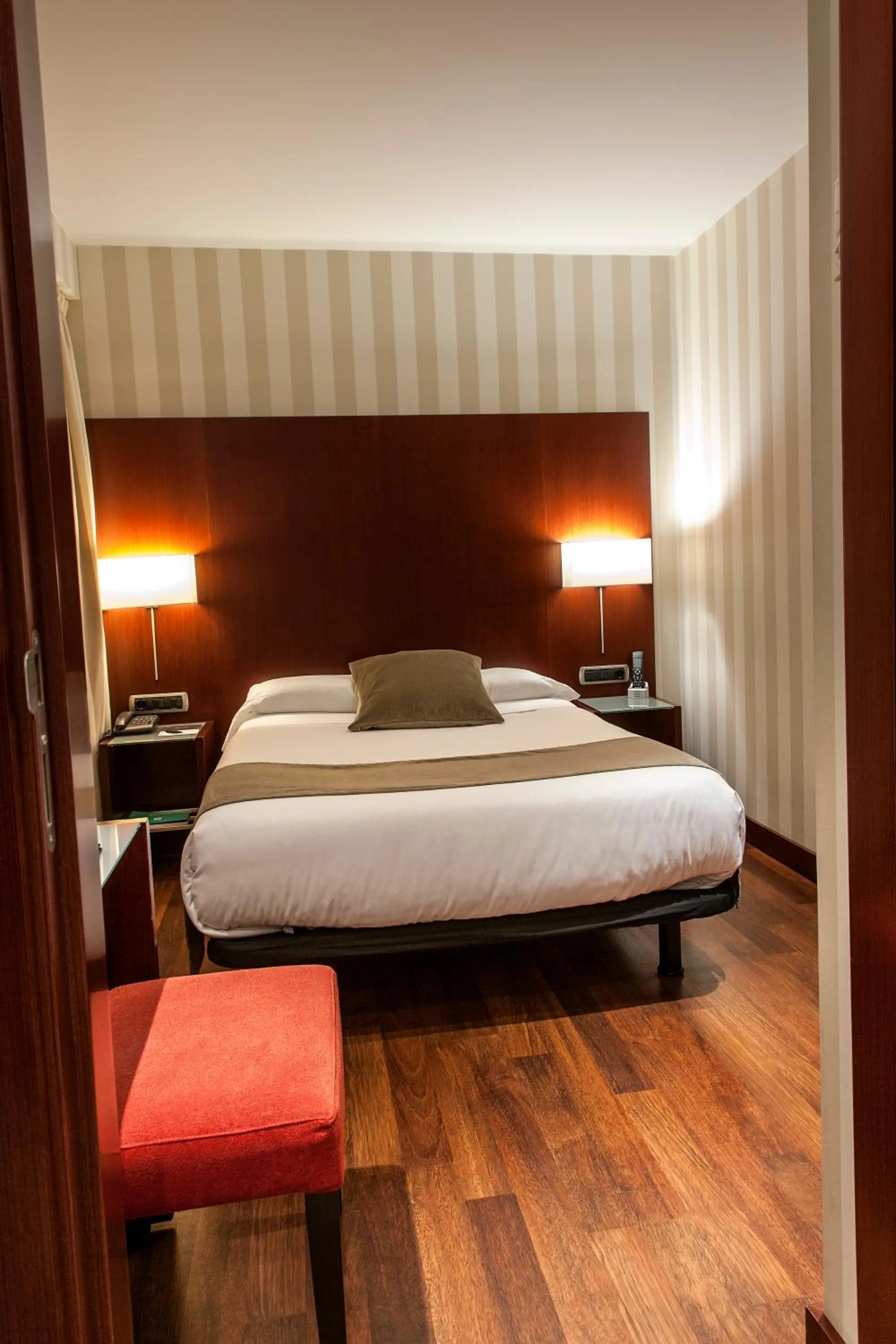 Photo of the whole room, Bed in Zenit Barcelona