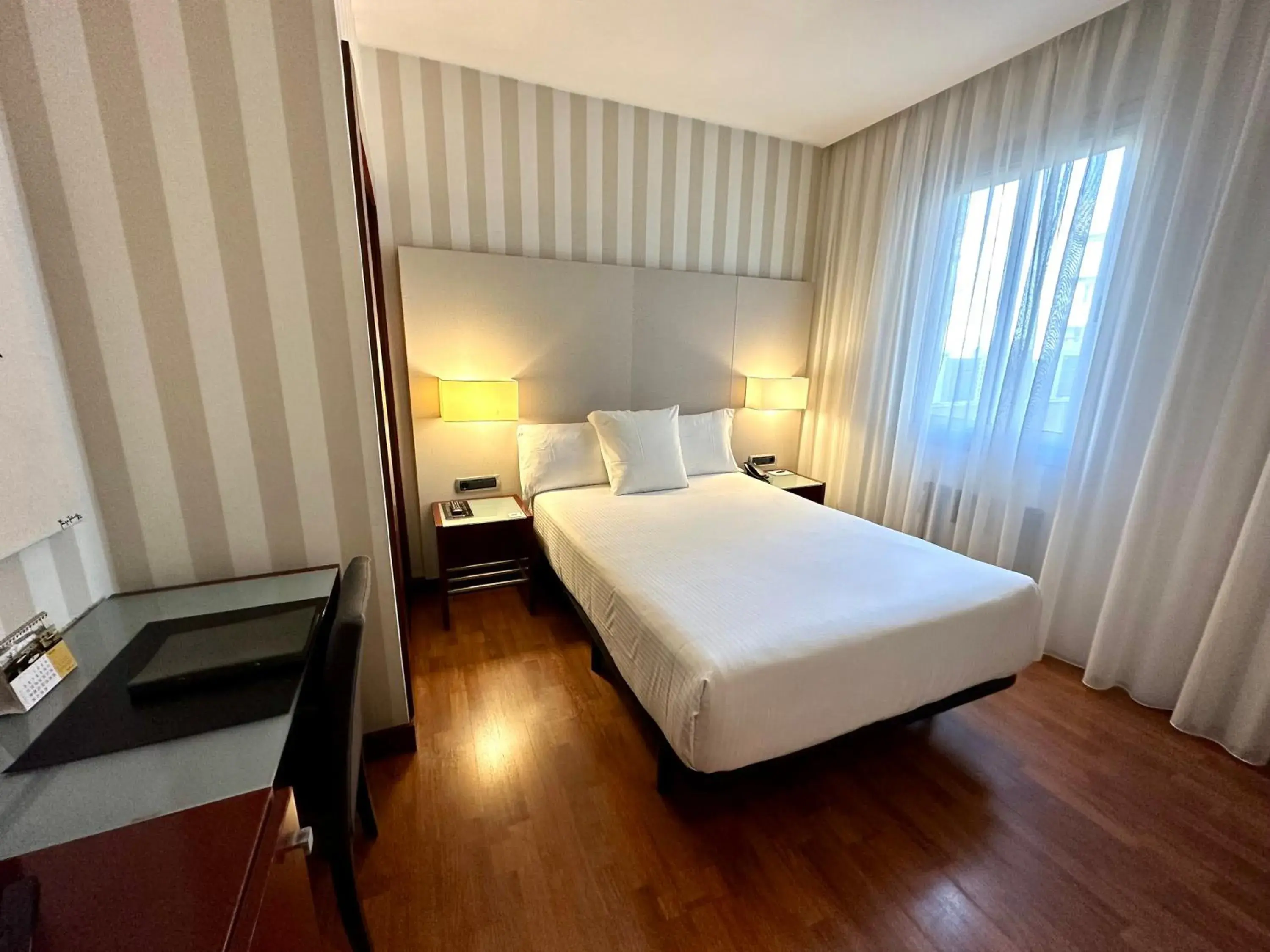 Photo of the whole room, Bed in Zenit Barcelona Photo of the whole room, Bed in Zenit Barcelona