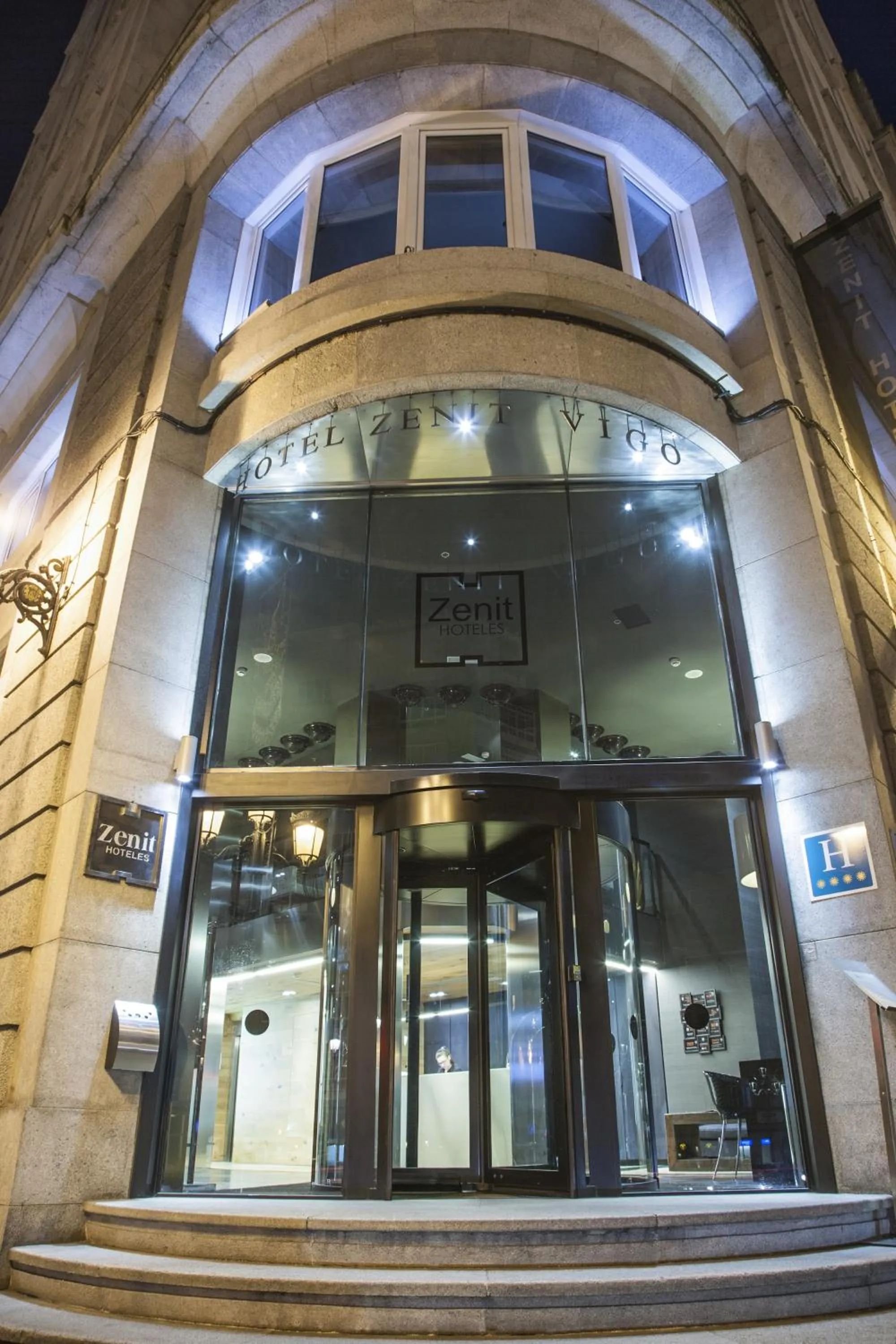 Facade/entrance in Zenit Vigo