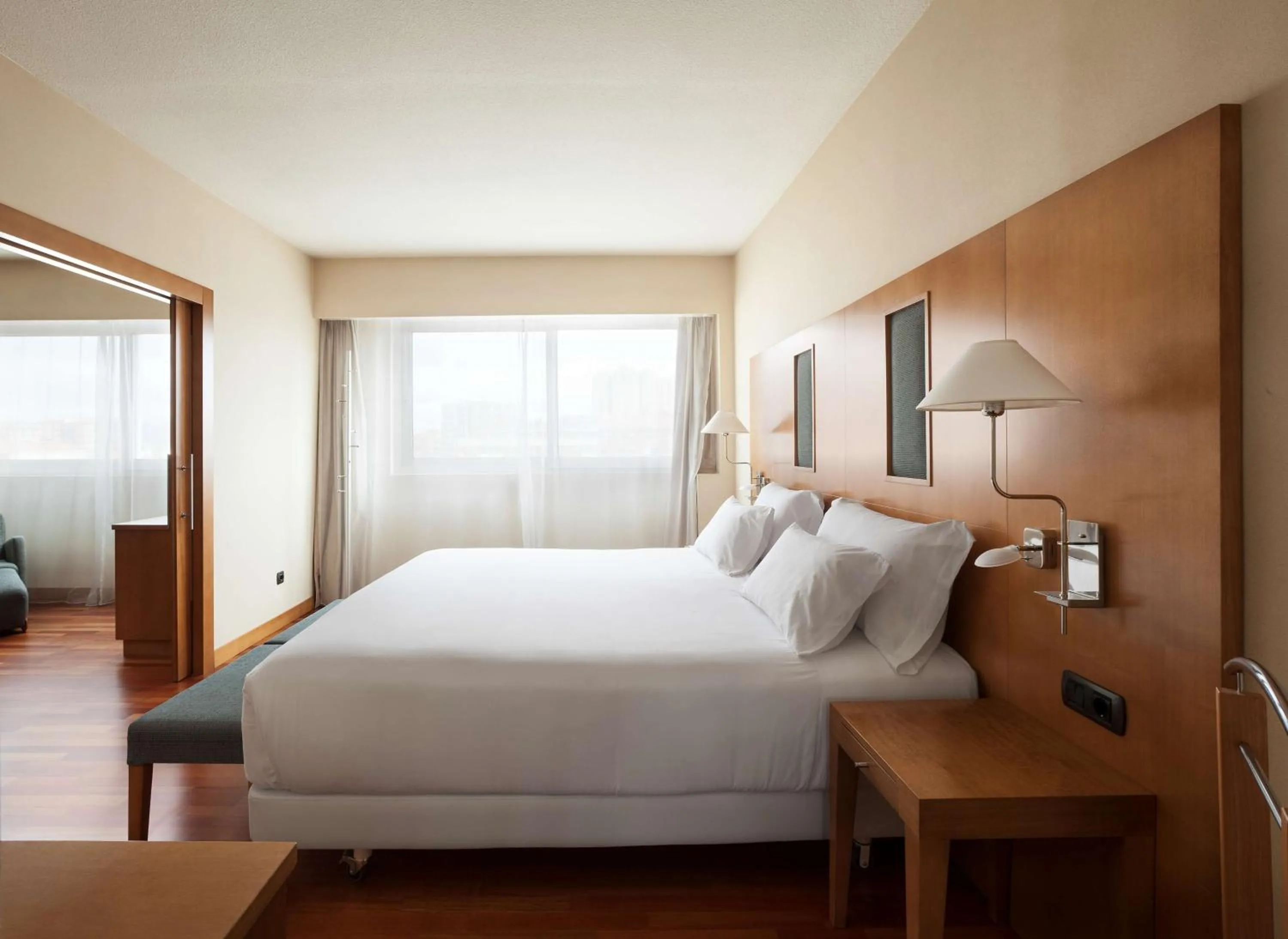 Photo of the whole room, Bed in NH Pamplona Iruña Park