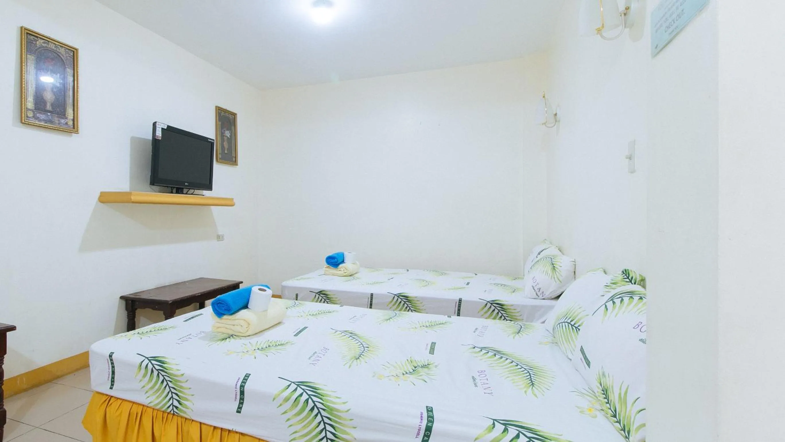 TV and multimedia in Golden Sunrise Hotel II by RedDoorz