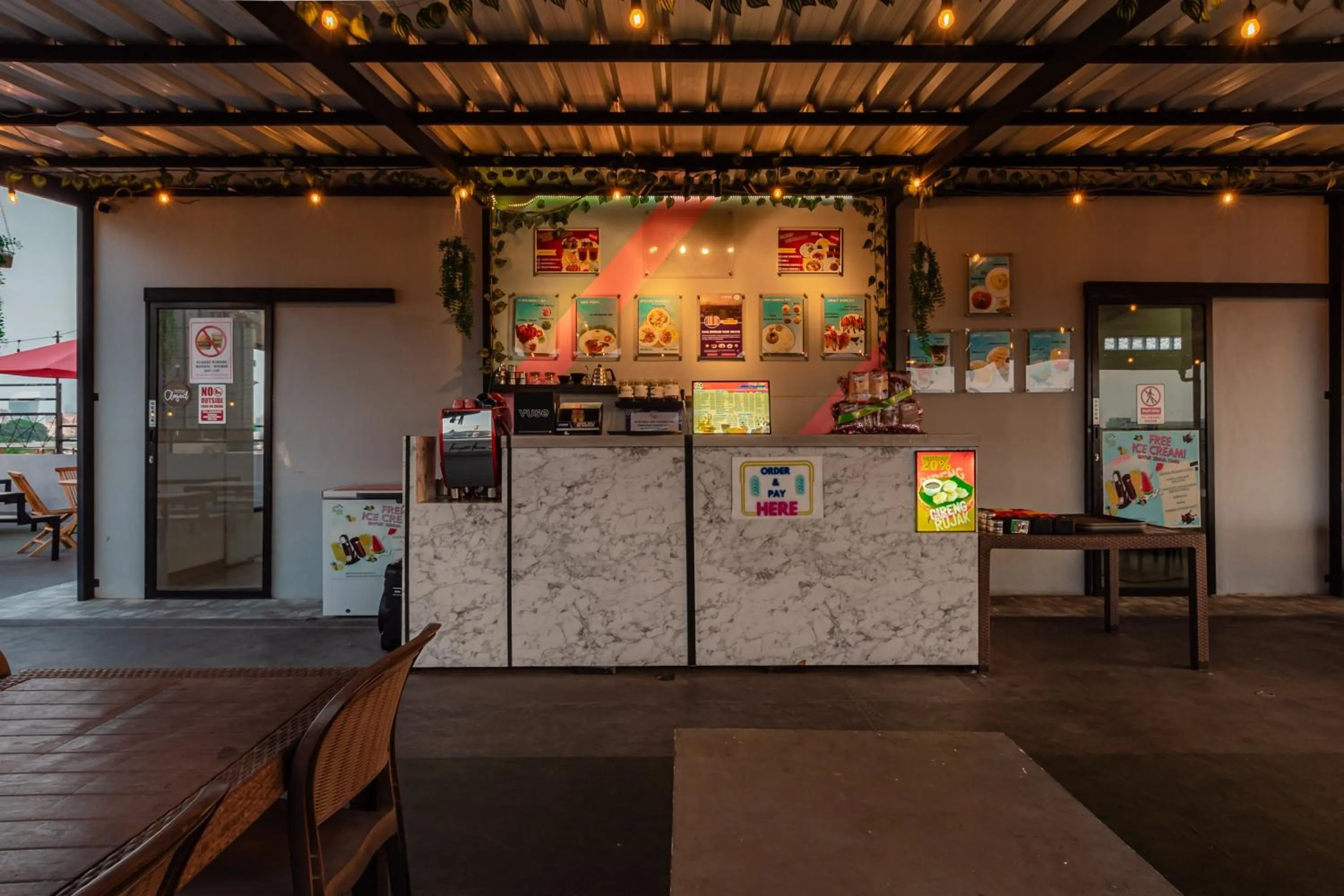 Lounge or bar in Monggo Mampir Tanjung Duren By Reccoma