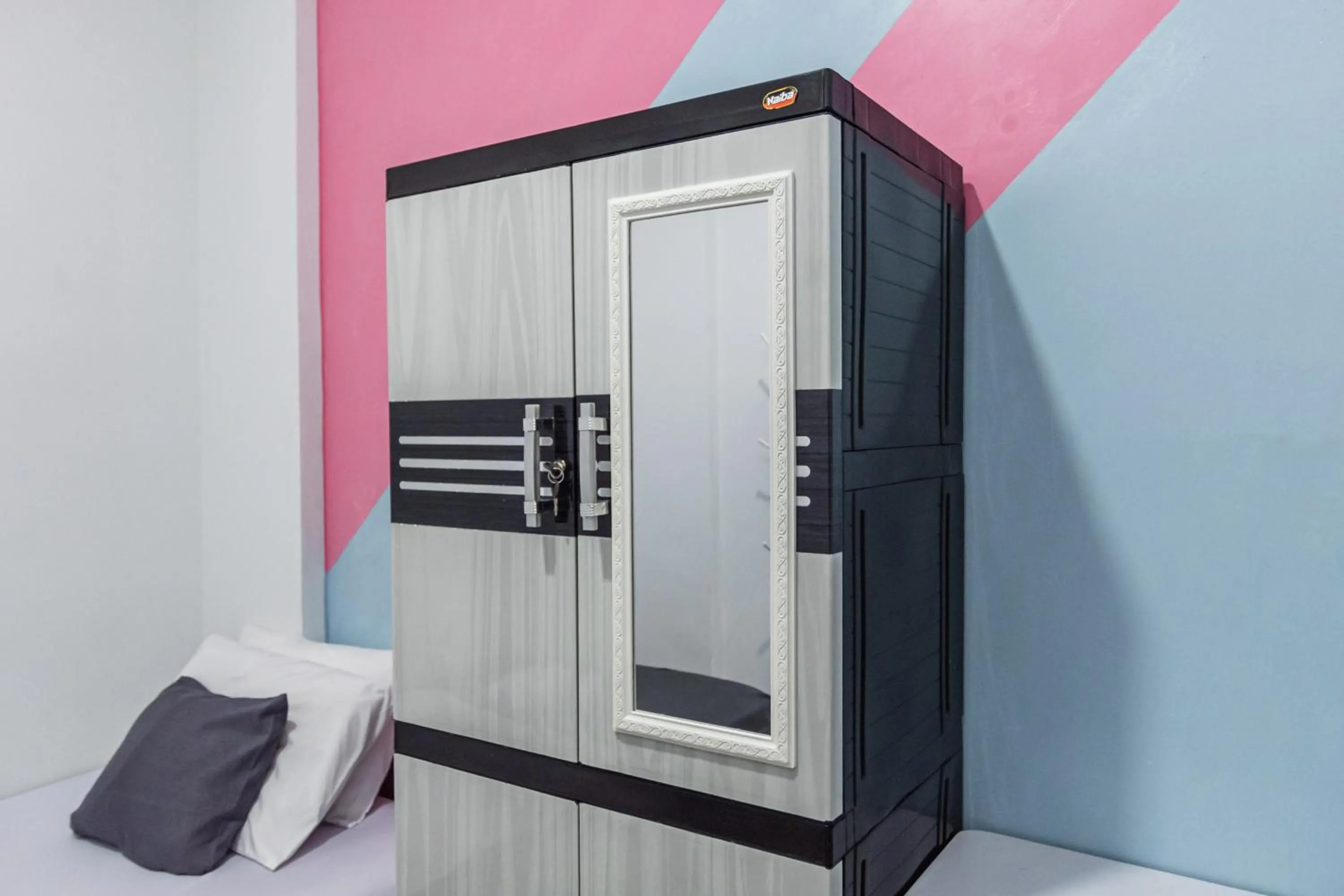 wardrobe in Monggo Mampir Tanjung Duren By Reccoma