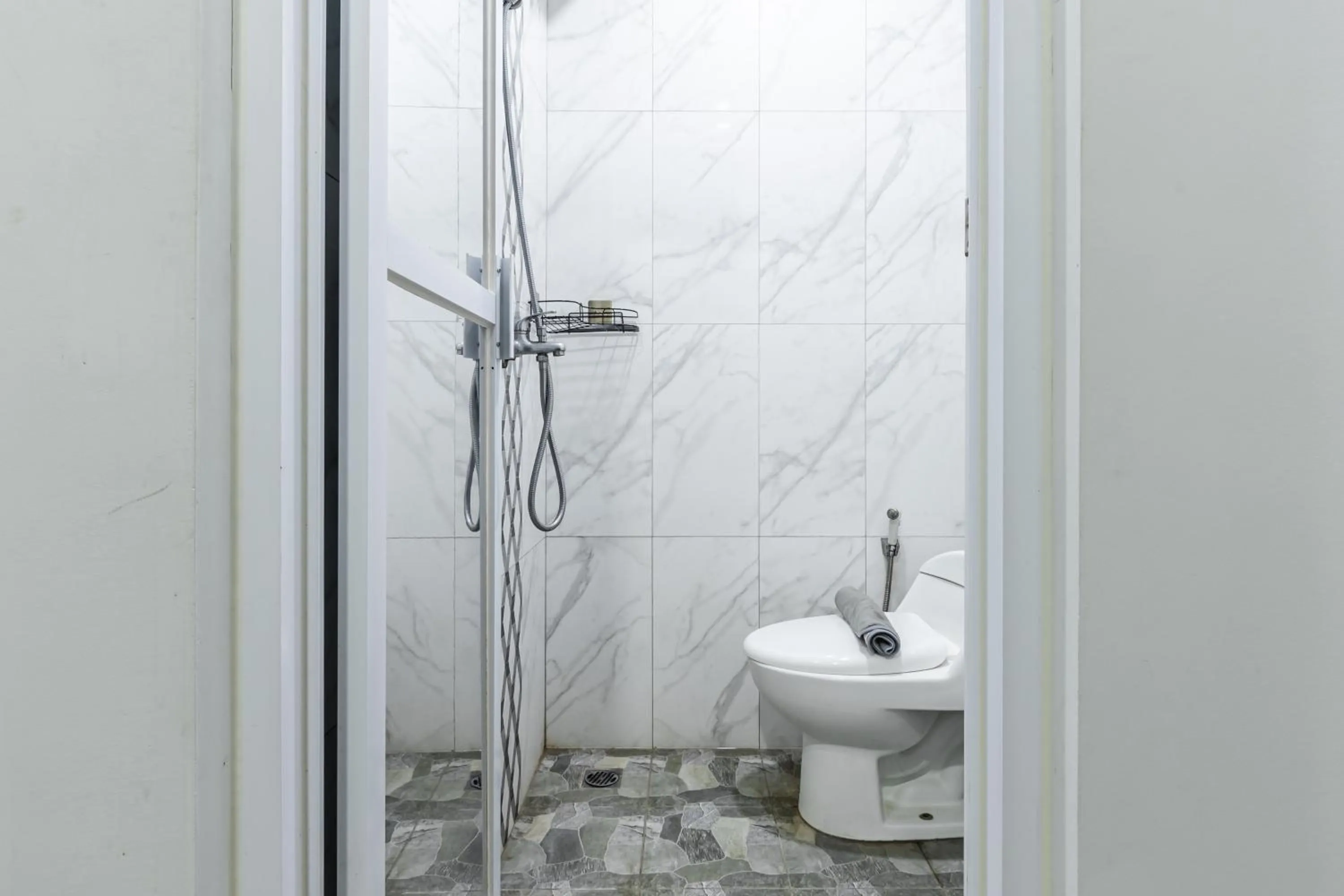 Shower in Monggo Mampir Tanjung Duren By Reccoma