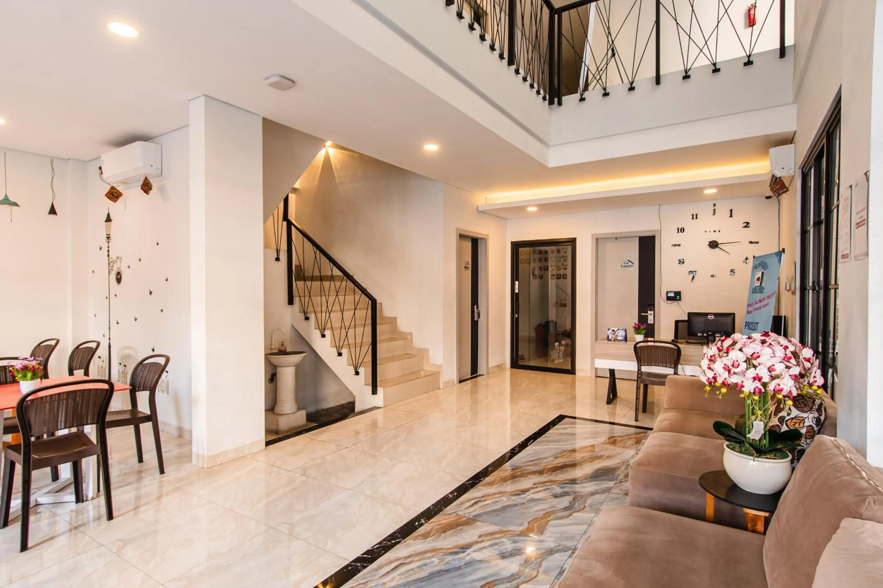 Lobby or reception in Monggo Mampir Tanjung Duren By Reccoma