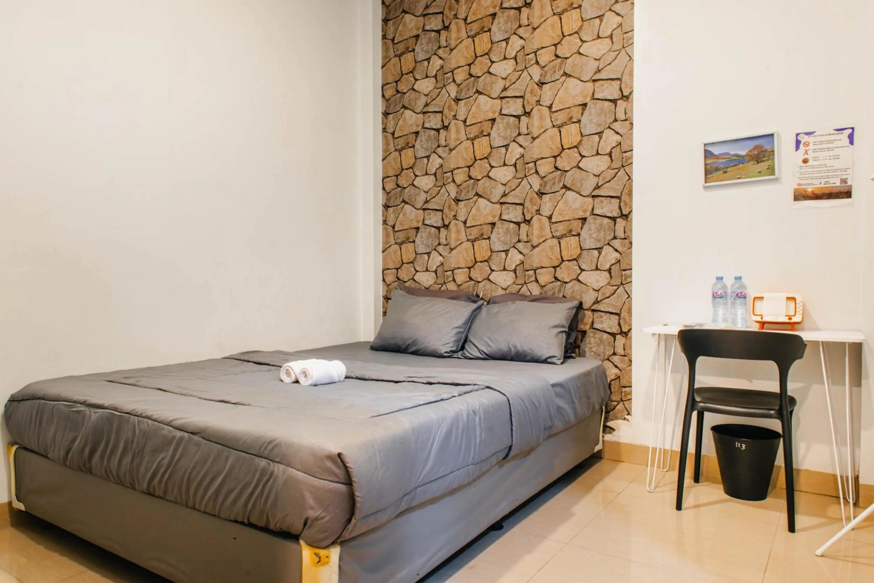 Photo of the whole room, Bed in Monggo Mampir Tanjung Duren By Reccoma