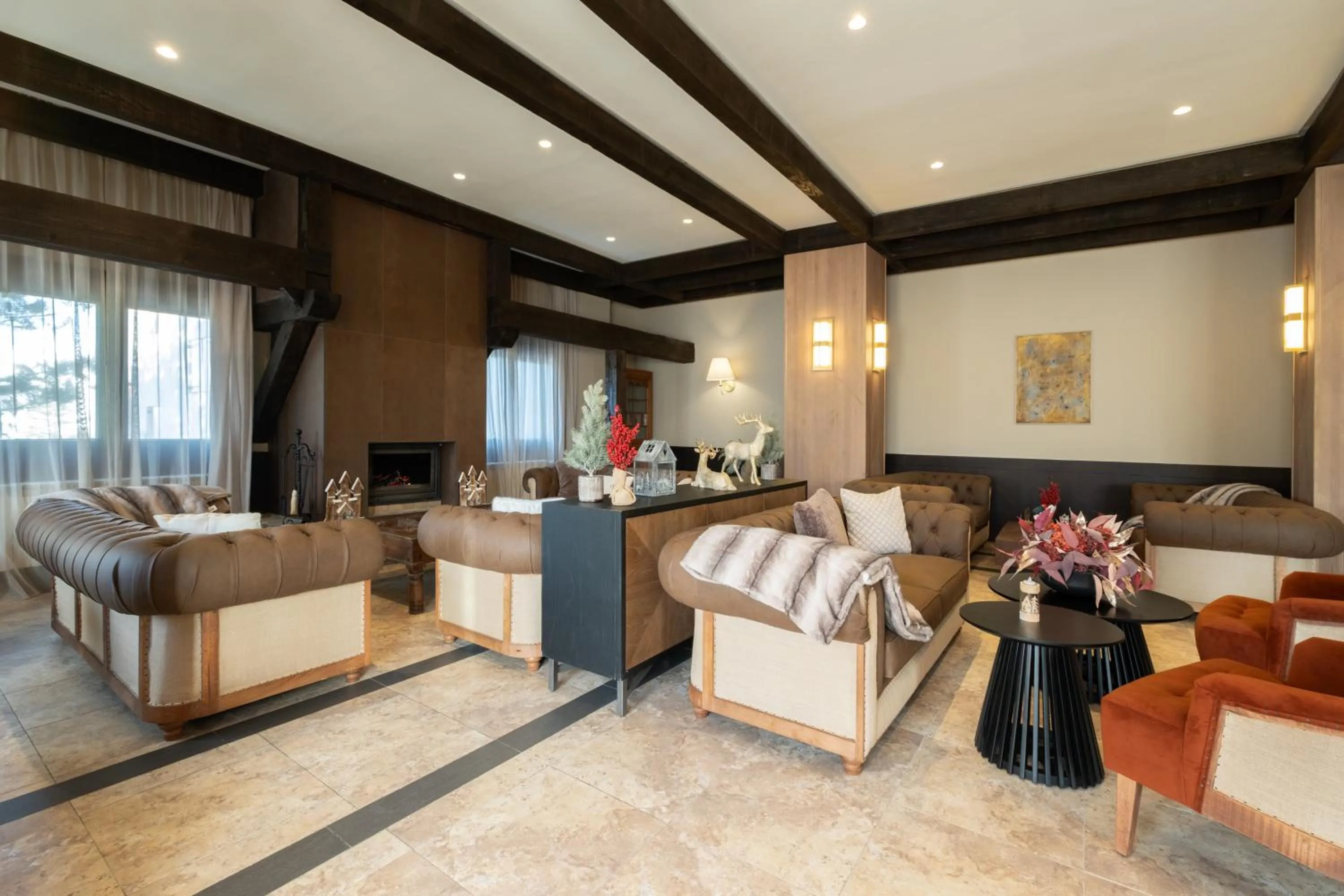 Communal lounge/ TV room in Eurostars Royal Tanau