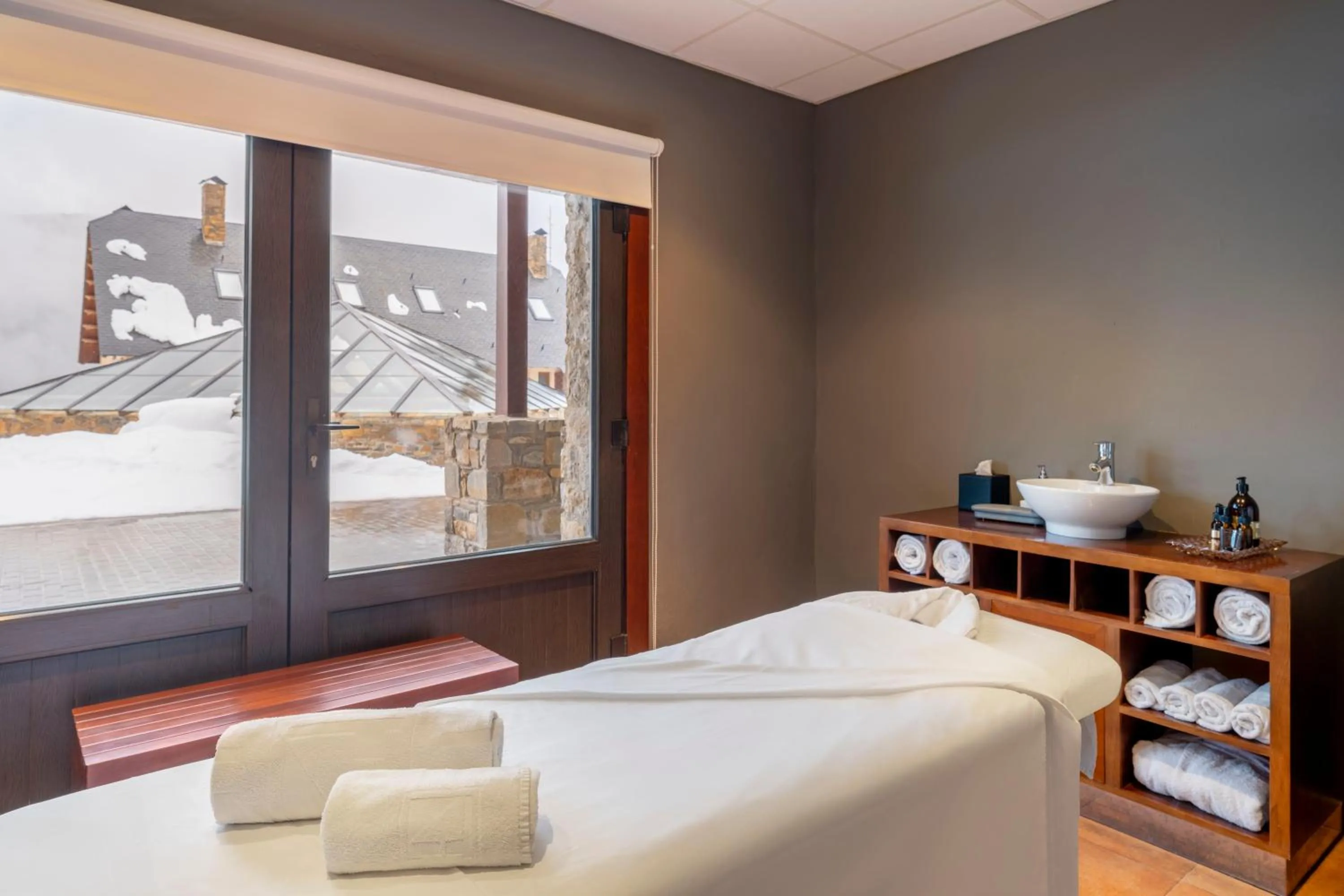 Massage, Bed in Eurostars Royal Tanau