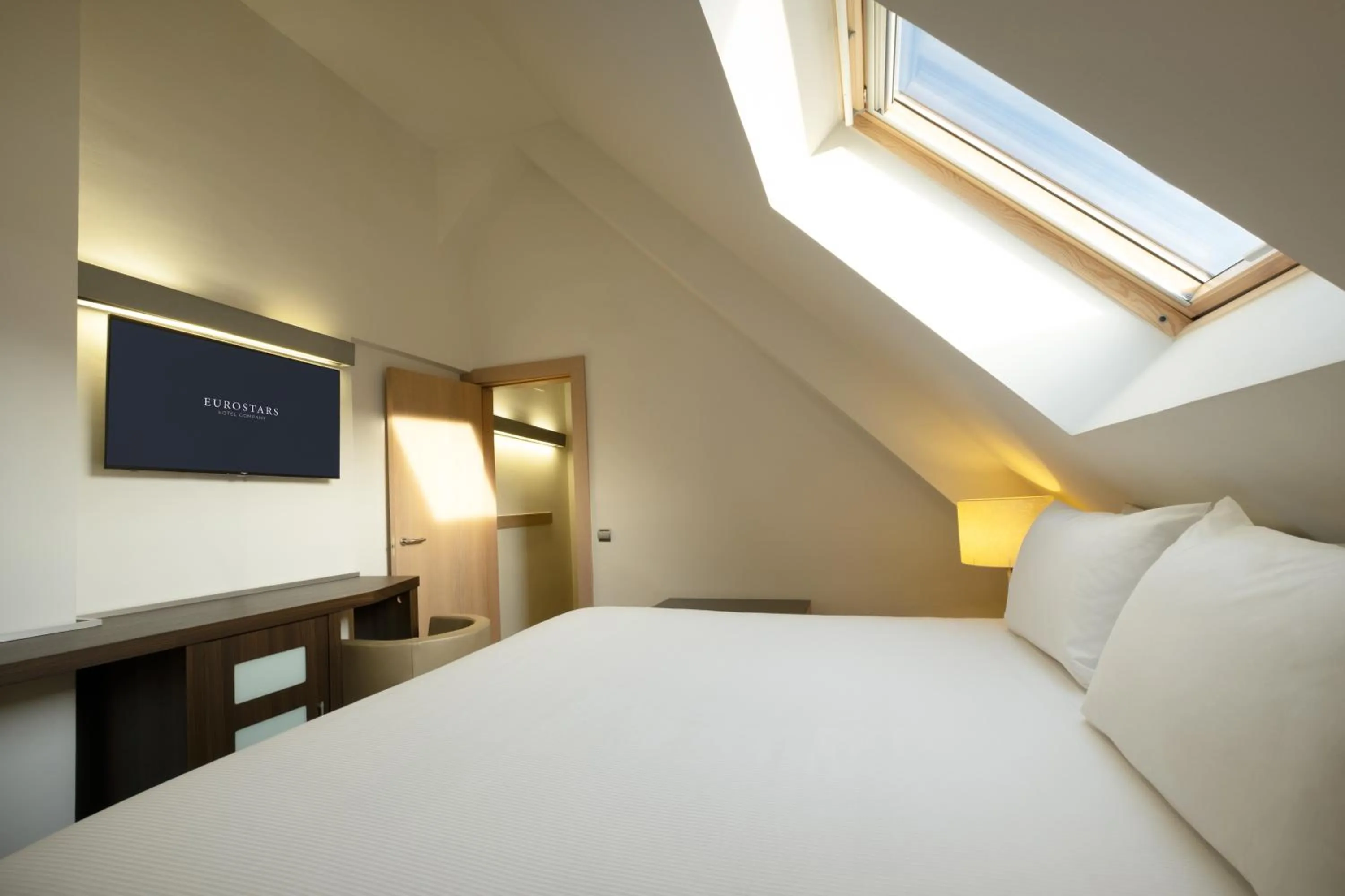 Bed in Eurostars Royal Tanau