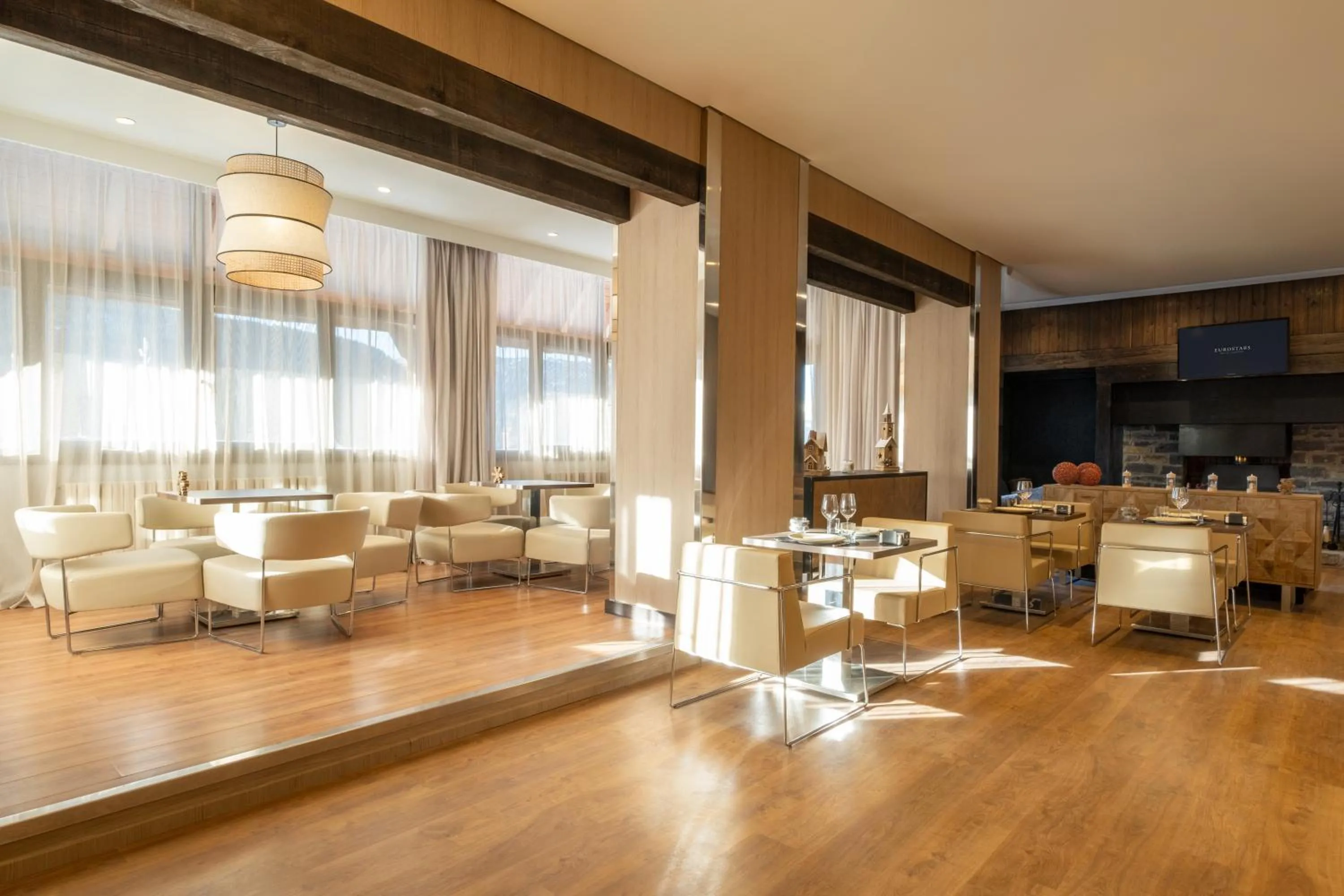 Lounge or bar in Eurostars Royal Tanau