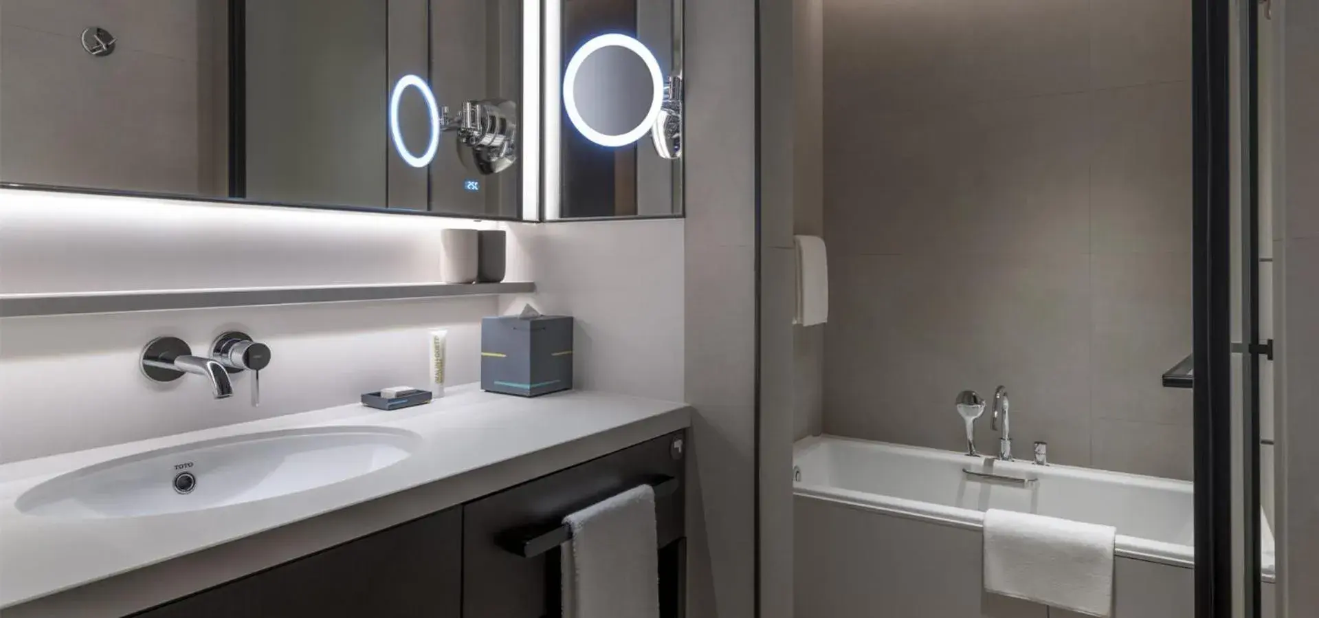 Bathroom in Jen Shenzhen Qianhai By Shangri-La Bathroom in Jen Shenzhen Qianhai By Shangri-La