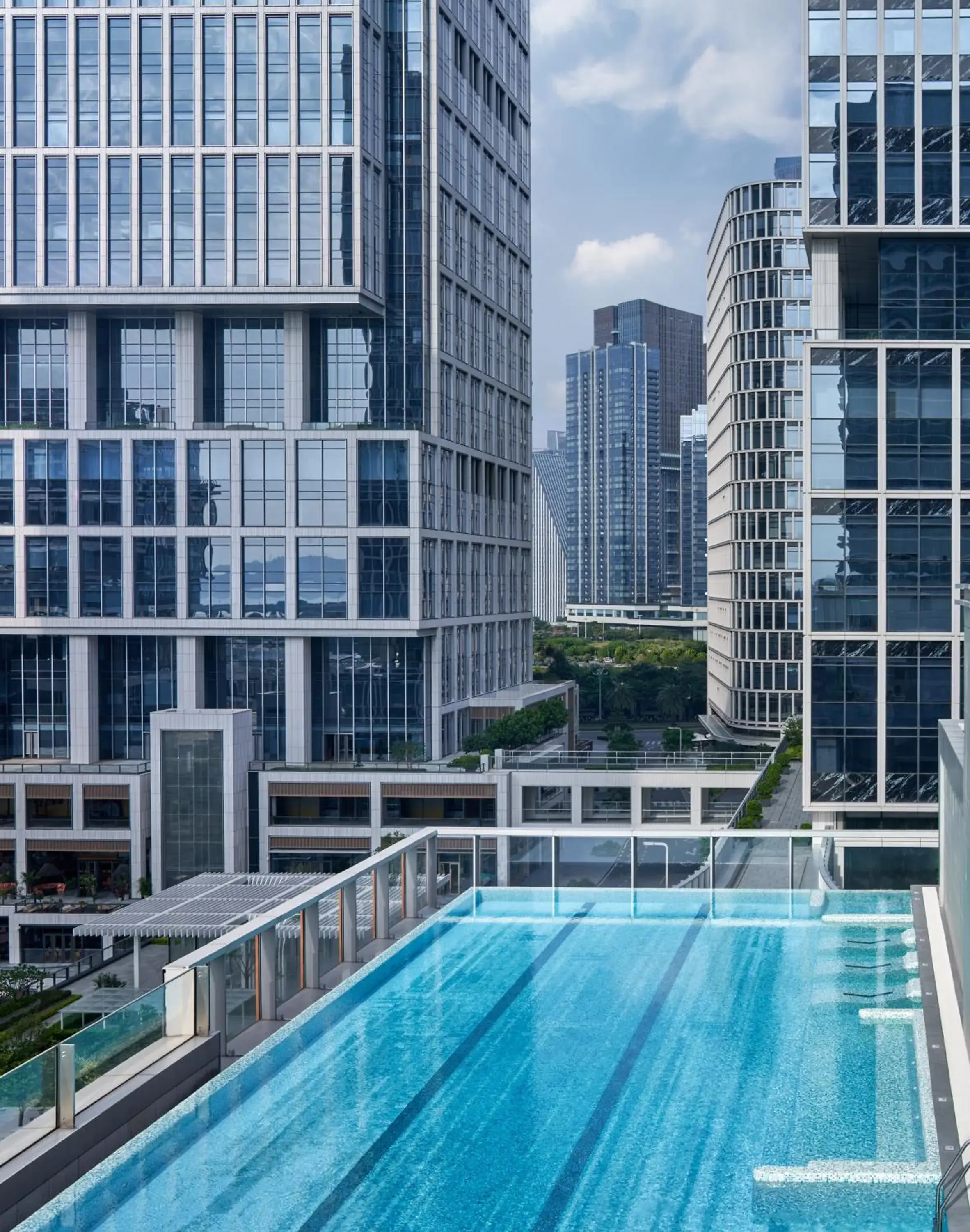 Swimming pool in Jen Shenzhen Qianhai By Shangri-La Swimming pool in Jen Shenzhen Qianhai By Shangri-La