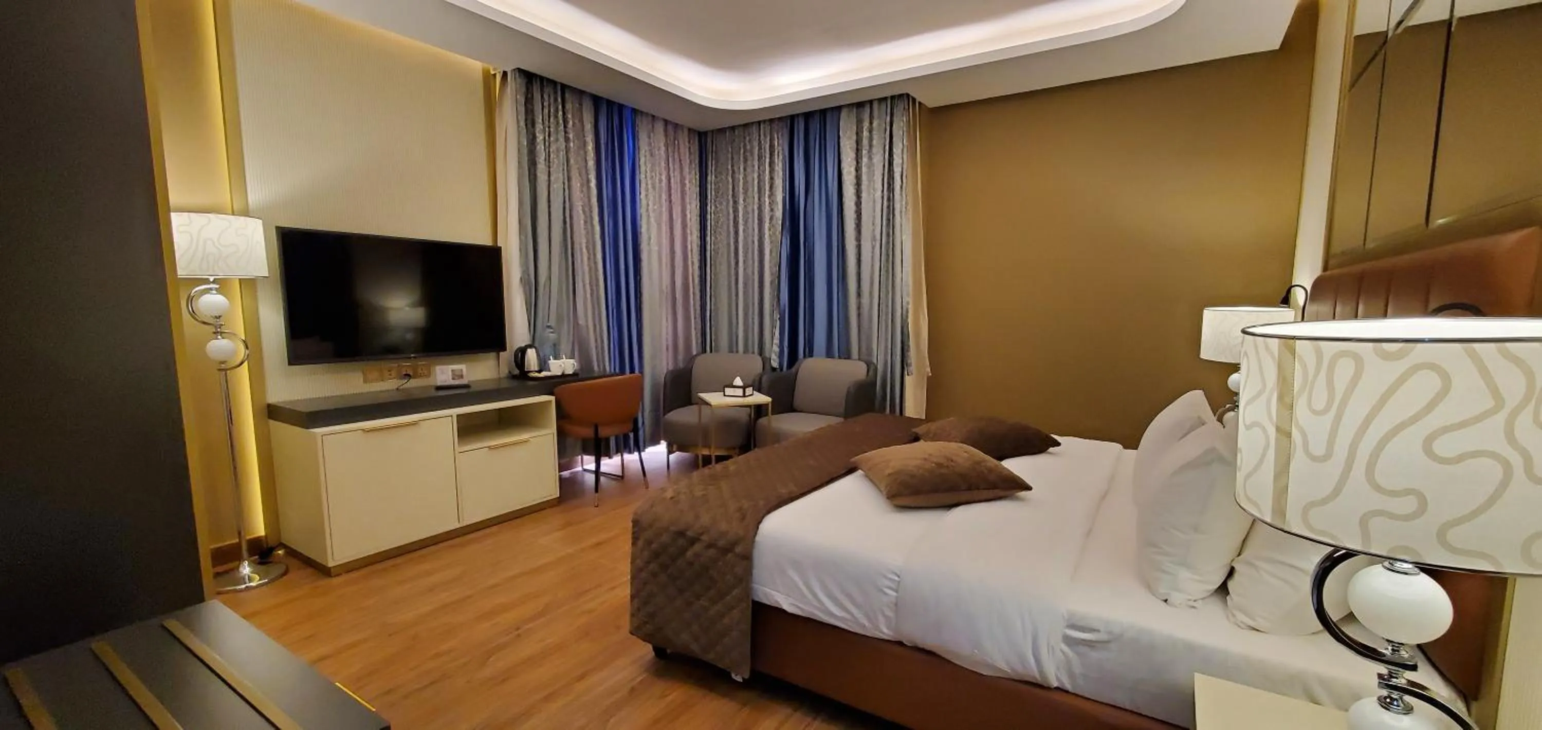 TV and multimedia, Bed in Petra Moon Luxury Hotel