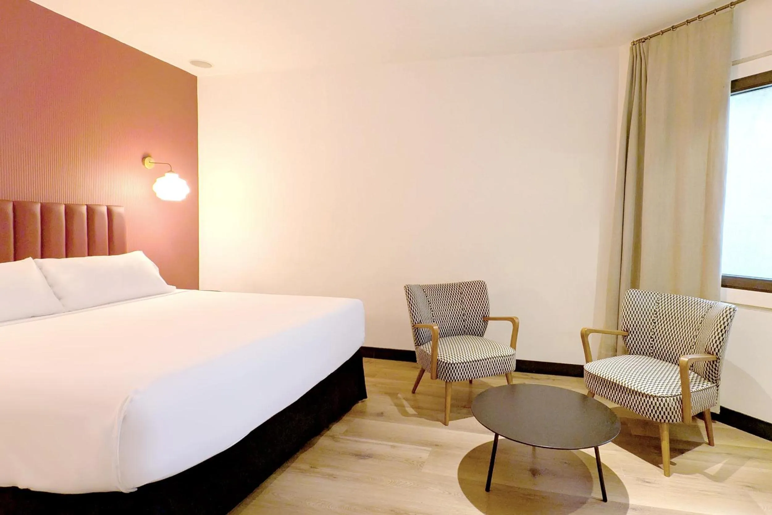 Photo of the whole room, Bed in La França Travellers Adults Only