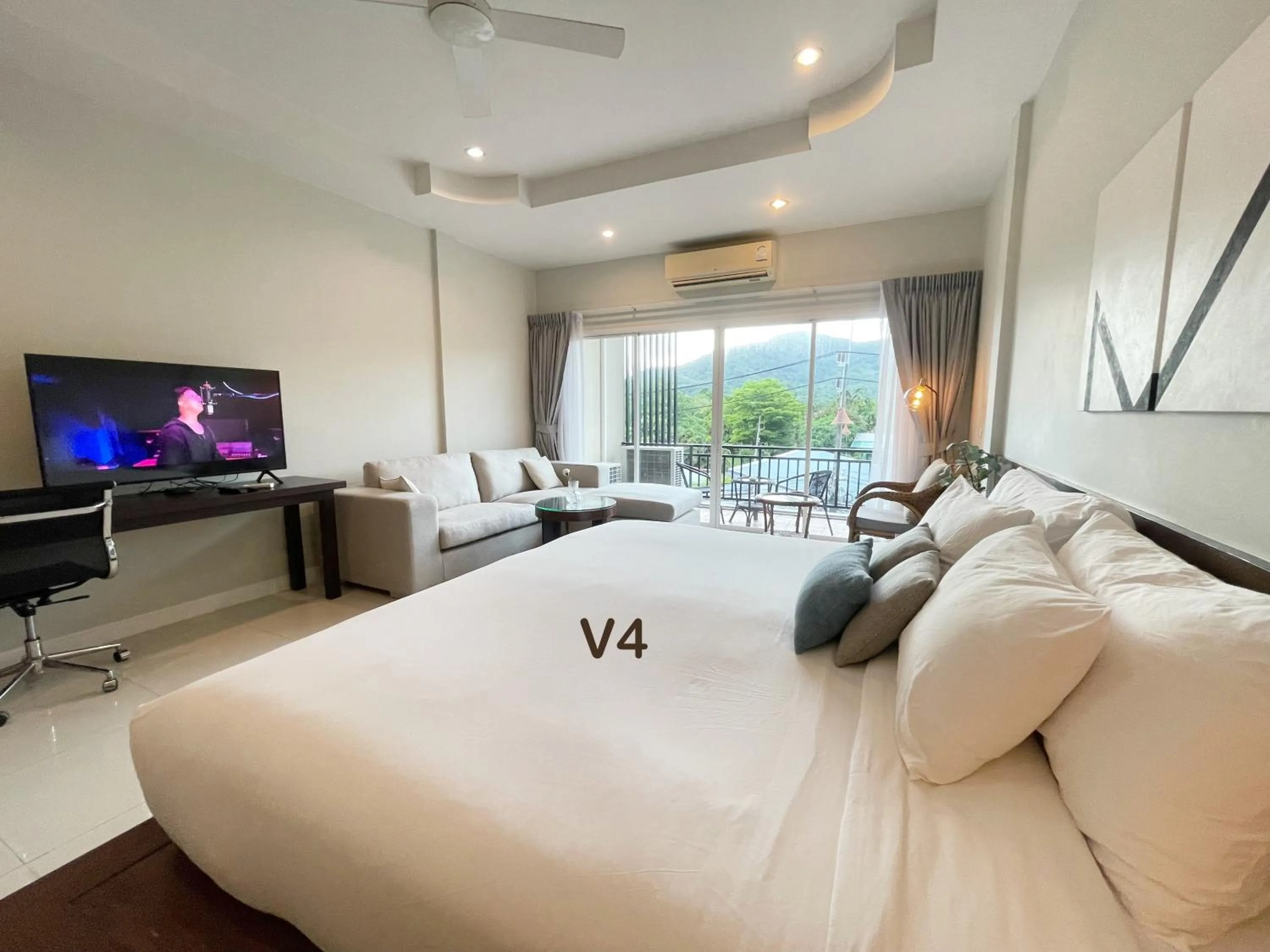 Communal lounge/ TV room in The Langstan Suites