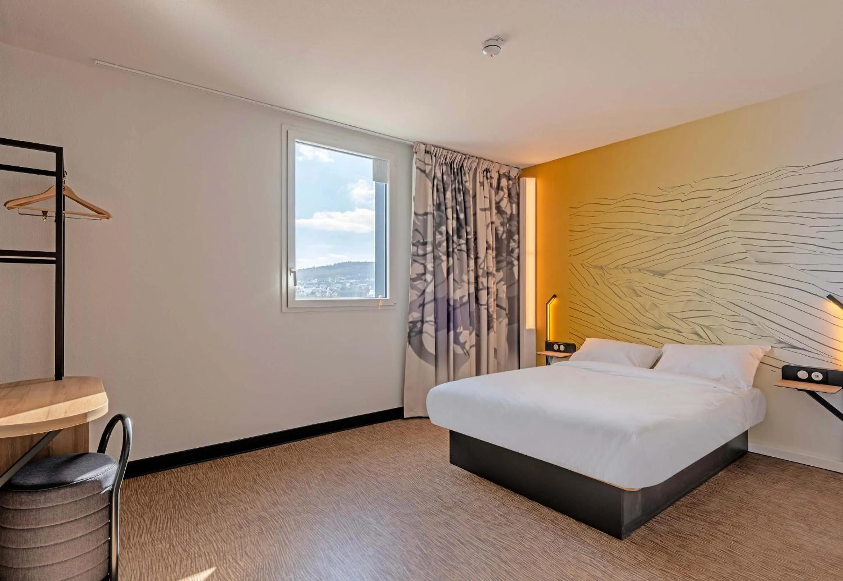 Bedroom, Bed in B&B HOTEL Landerneau Bois Noir