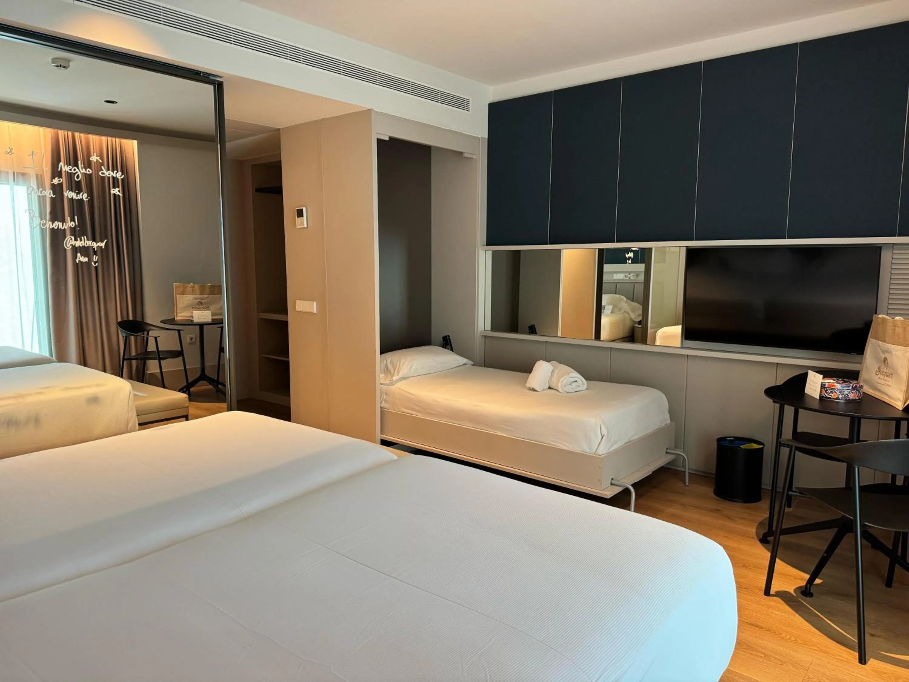 Photo of the whole room, Bed in Hotel Bécquer