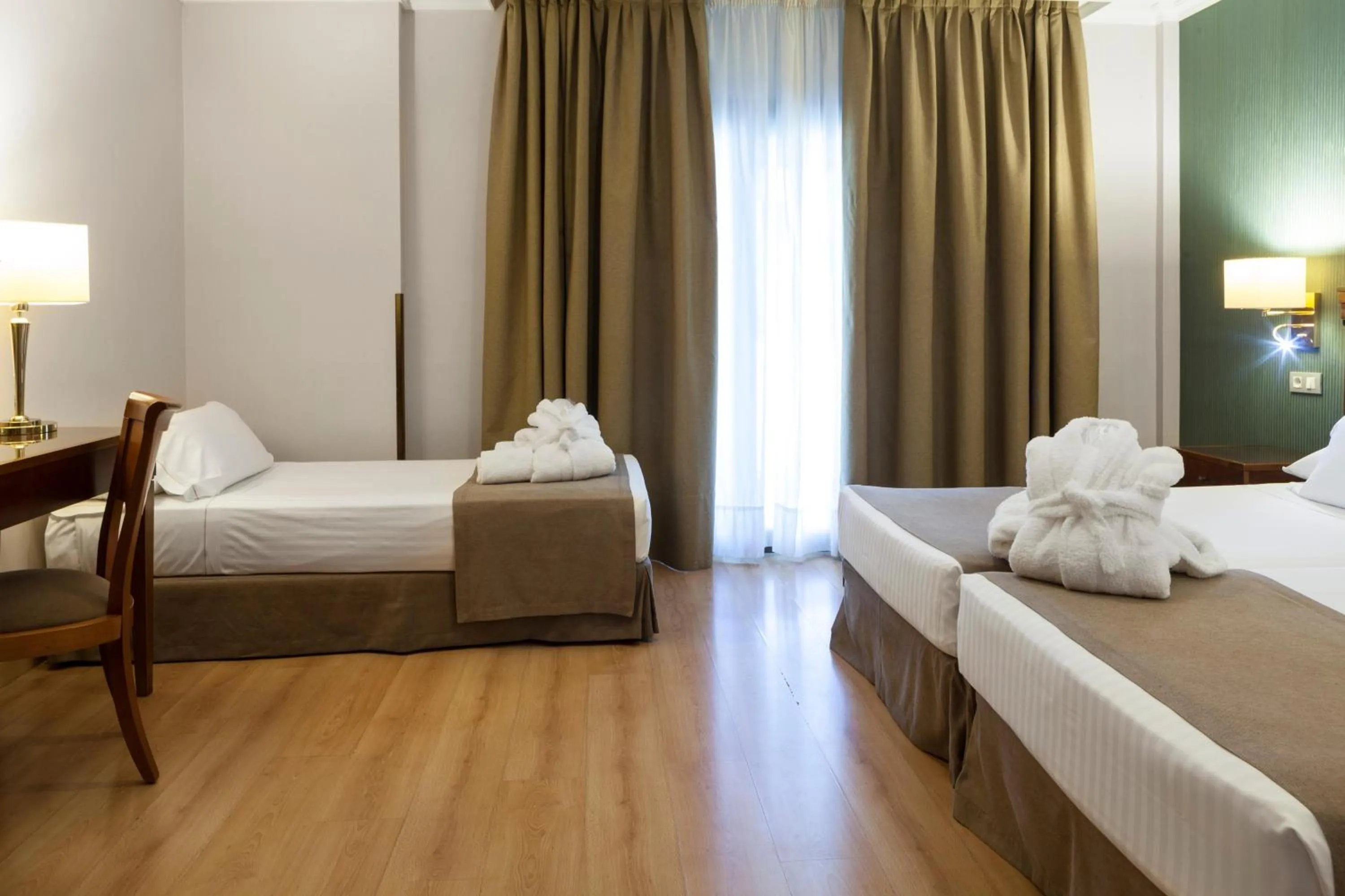 Photo of the whole room, Bed in Hotel Bécquer