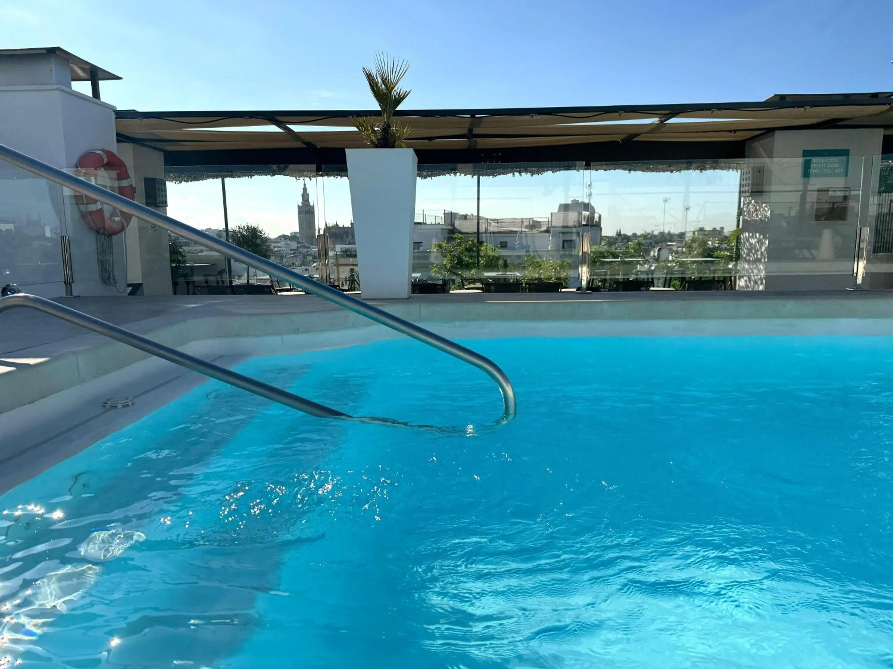 Swimming pool in Hotel Bécquer