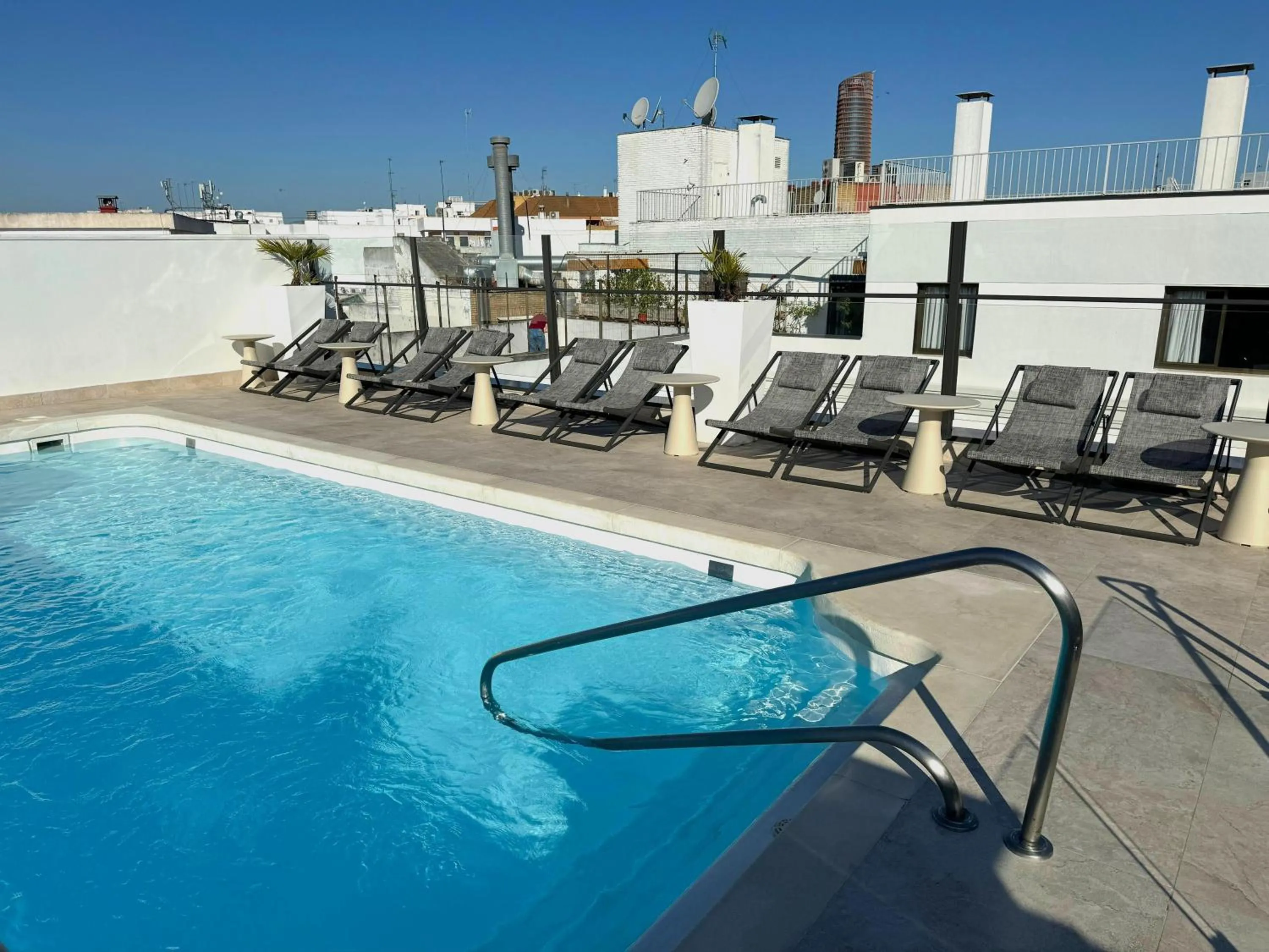 Swimming pool in Hotel Bécquer