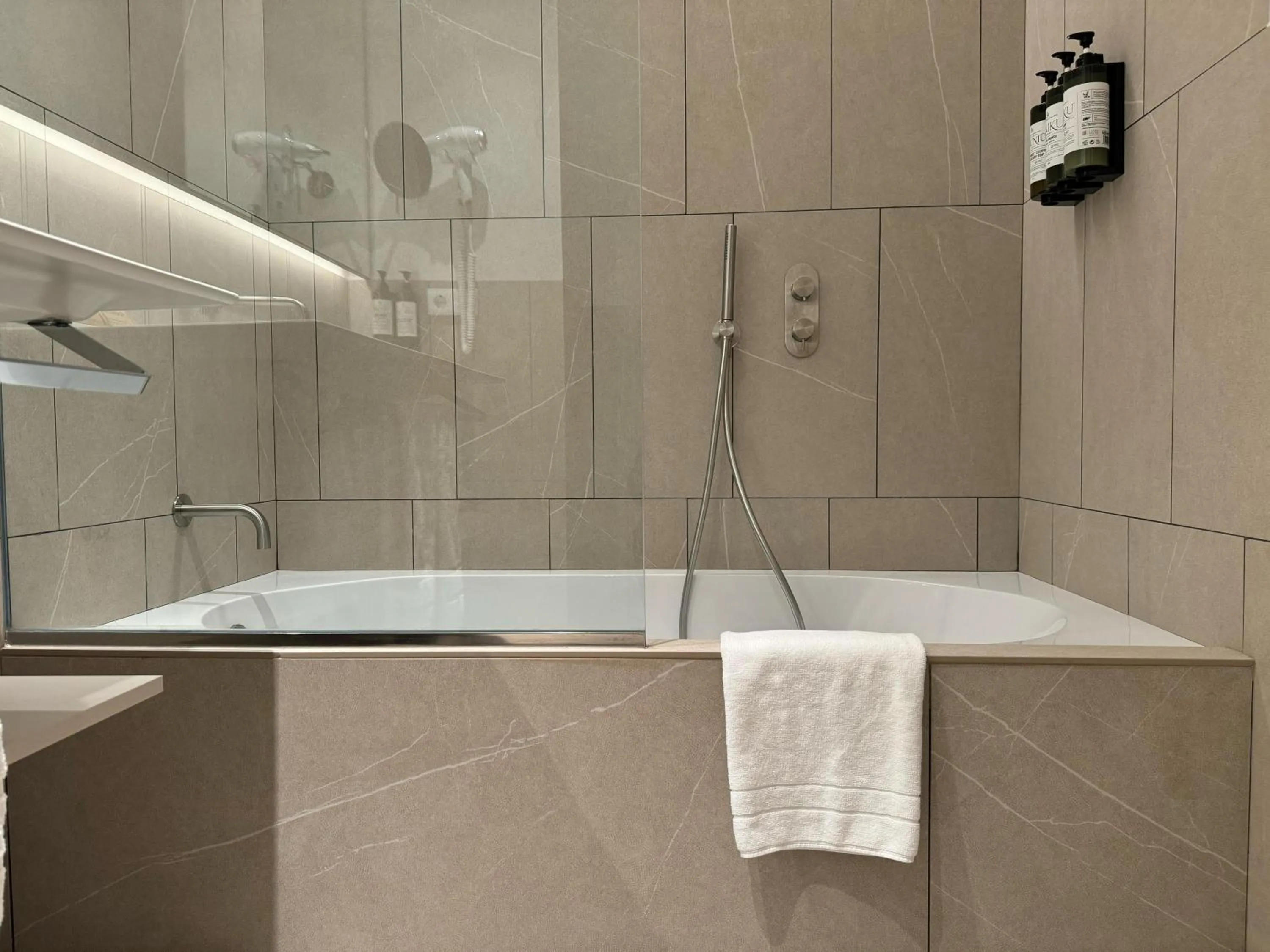 Bathroom in Hotel Bécquer